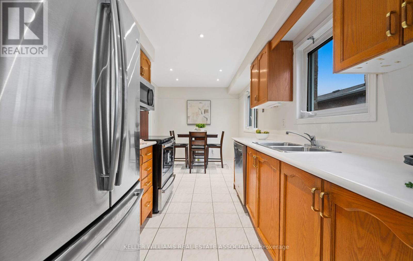 144 Genesee Drive, Oakville, Ontario  L6H 5Y9 - Photo 10 - W12170777