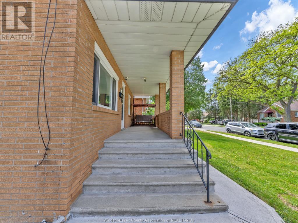 393 Logan Avenue, Windsor, Ontario  N8X 2V1 - Photo 4 - 25013020
