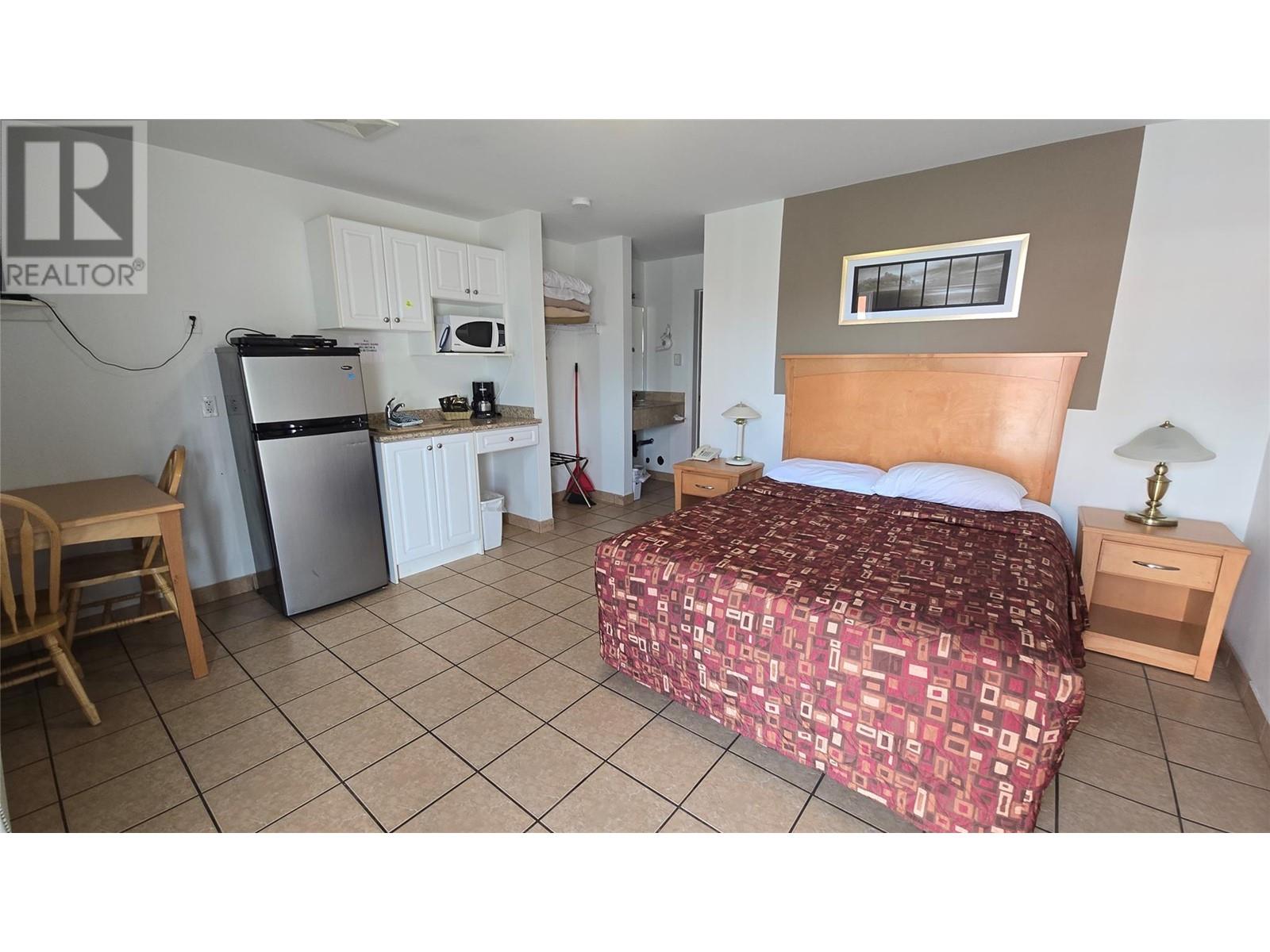 5887 Main Street Oliver Photo 14