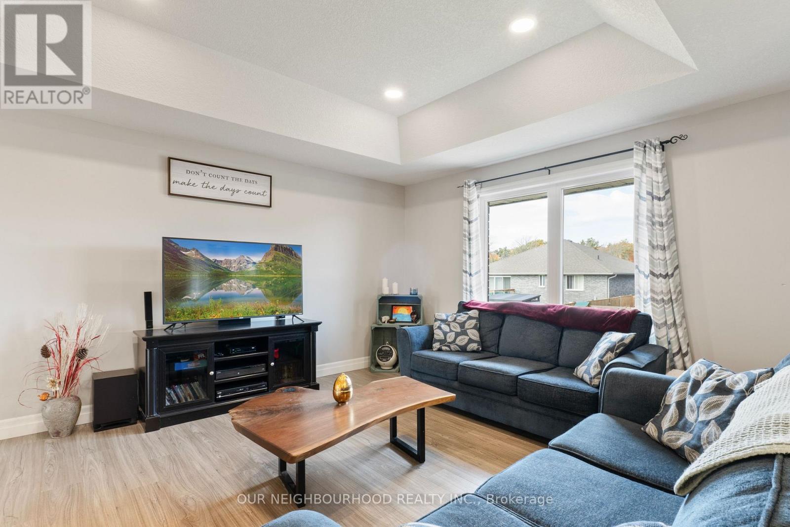 54 Mcintosh Crescent, Quinte West, Ontario  K8V 0G1 - Photo 9 - X12172795