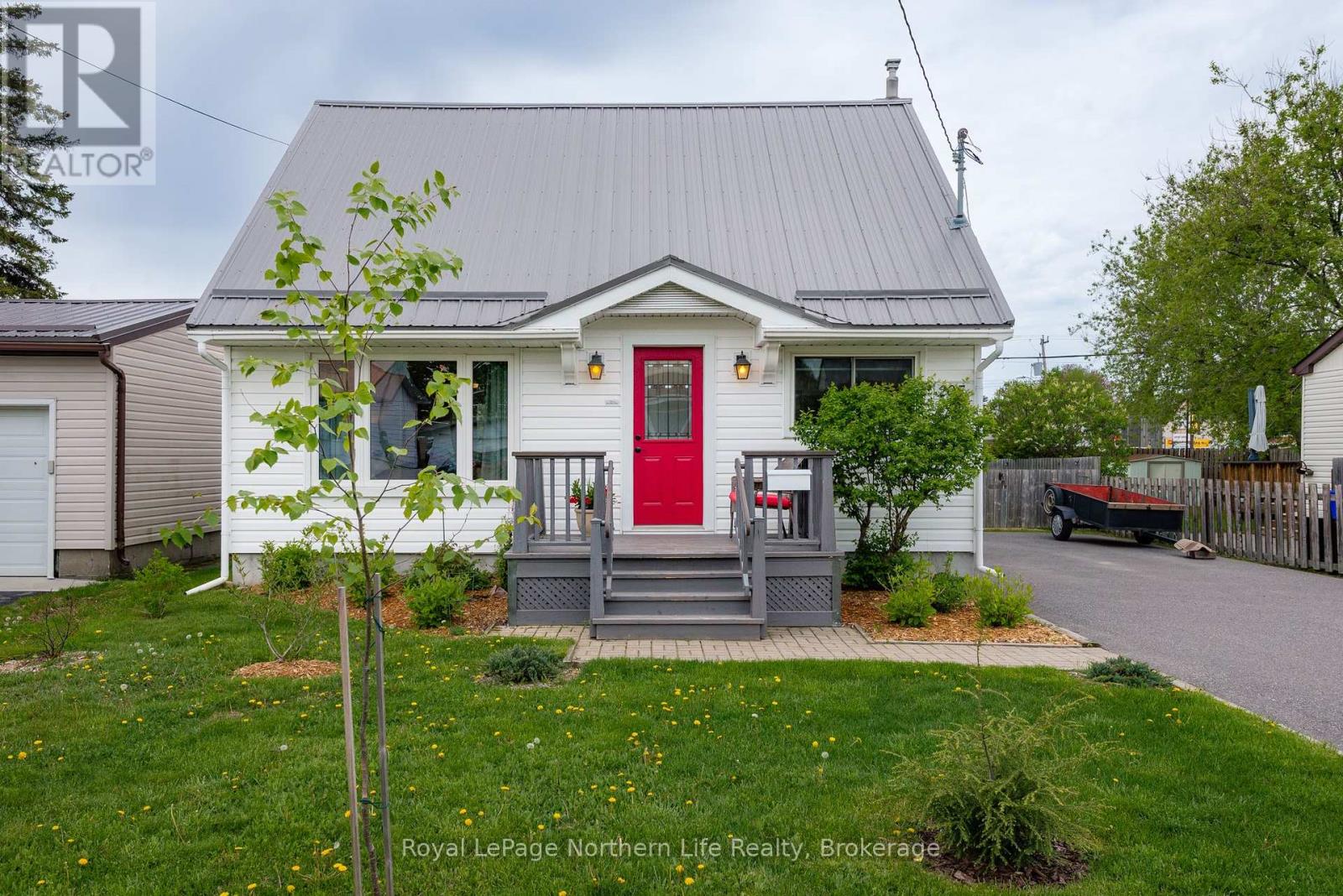205 Lee Avenue, North Bay (Ferris), Ontario  P1A 2K4 - Photo 2 - X12172782