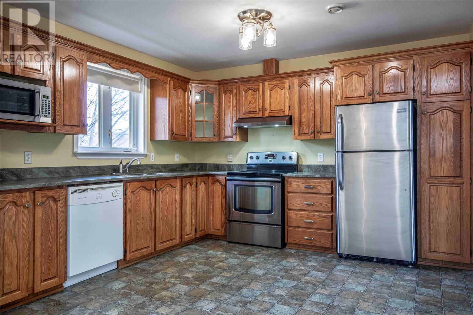 Property at 8 Breeze Place image 2