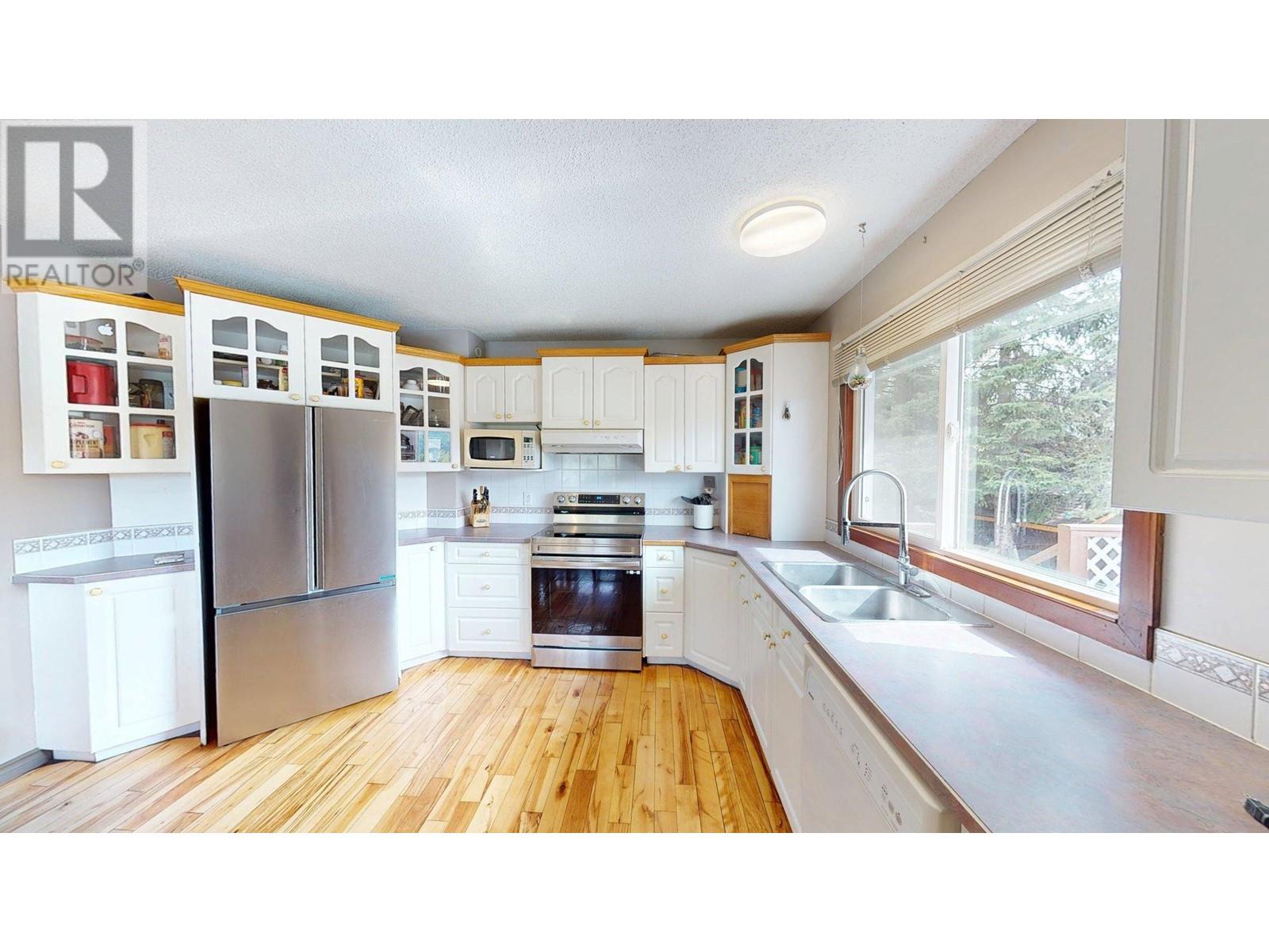 1336 Alpine Drive, Elkford, British Columbia  V0B 1H0 - Photo 3 - 10348830
