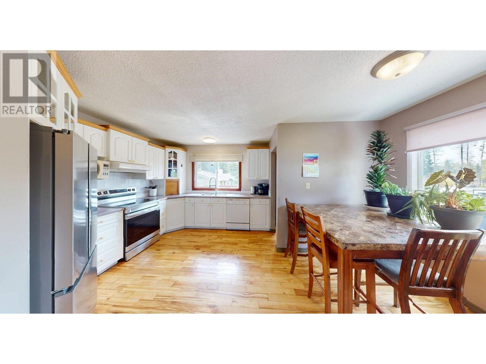 1336 Alpine Drive, Elkford, British Columbia  V0B 1H0 - Photo 6 - 10348830