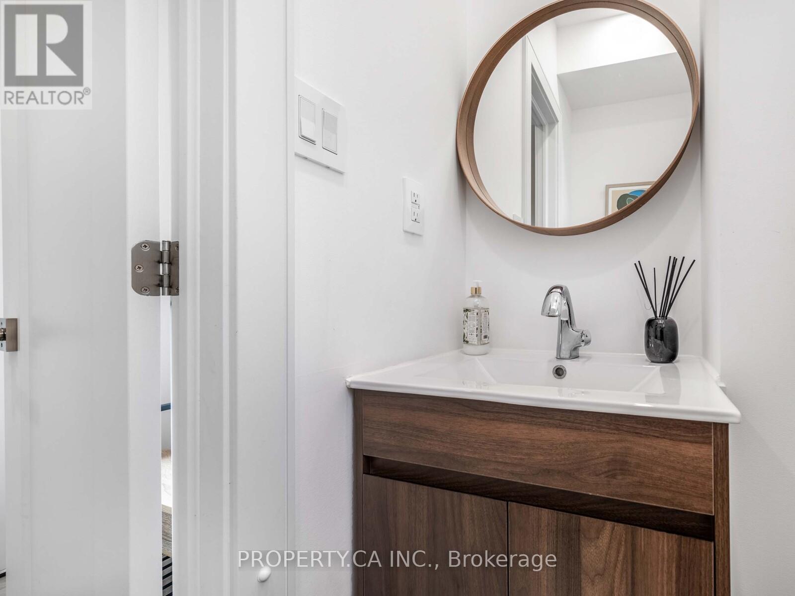 1526 Davenport Road, Toronto, Ontario  M6H 2H8 - Photo 8 - W12167126