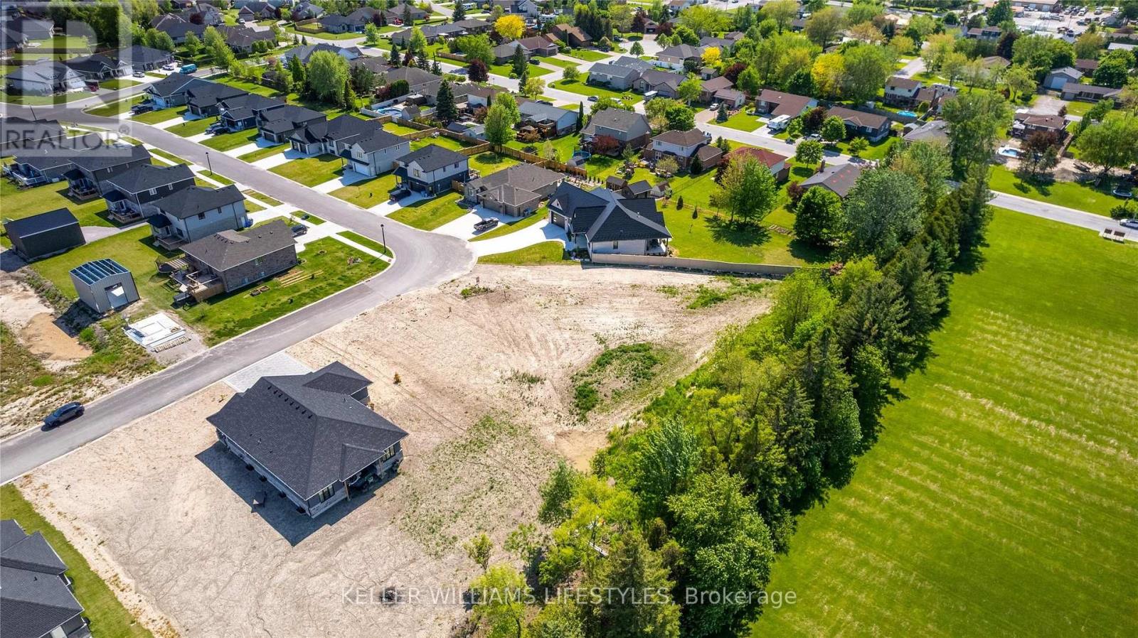 118 Phibbs Street, Lambton Shores, Ontario  N0N 1J0 - Photo 5 - X12172904