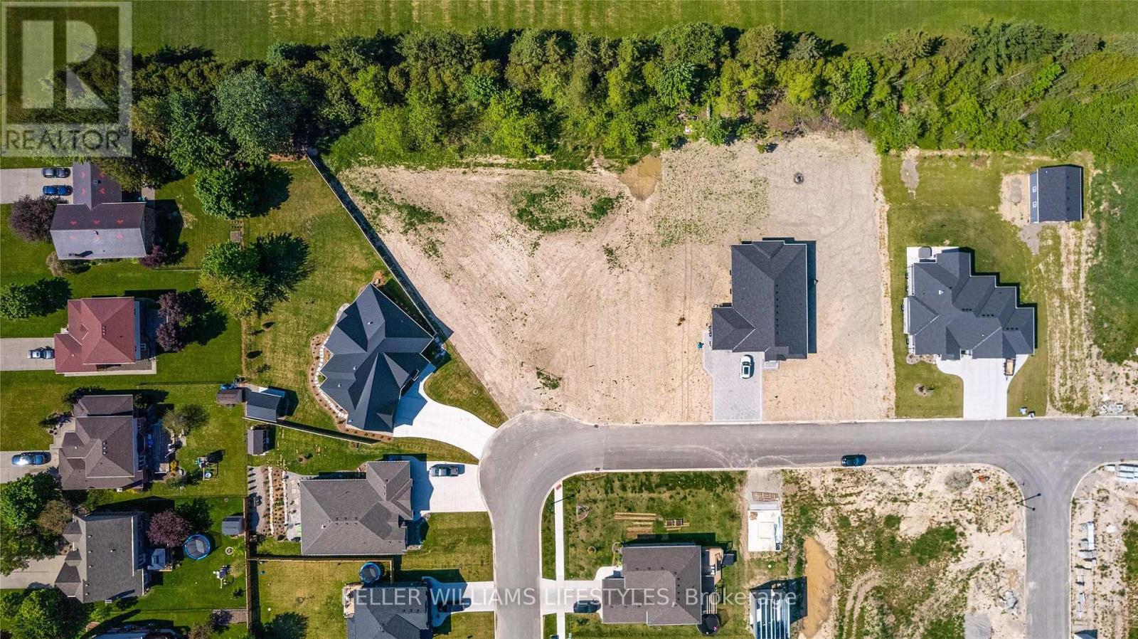 118 Phibbs Street, Lambton Shores, Ontario  N0N 1J0 - Photo 9 - X12172904