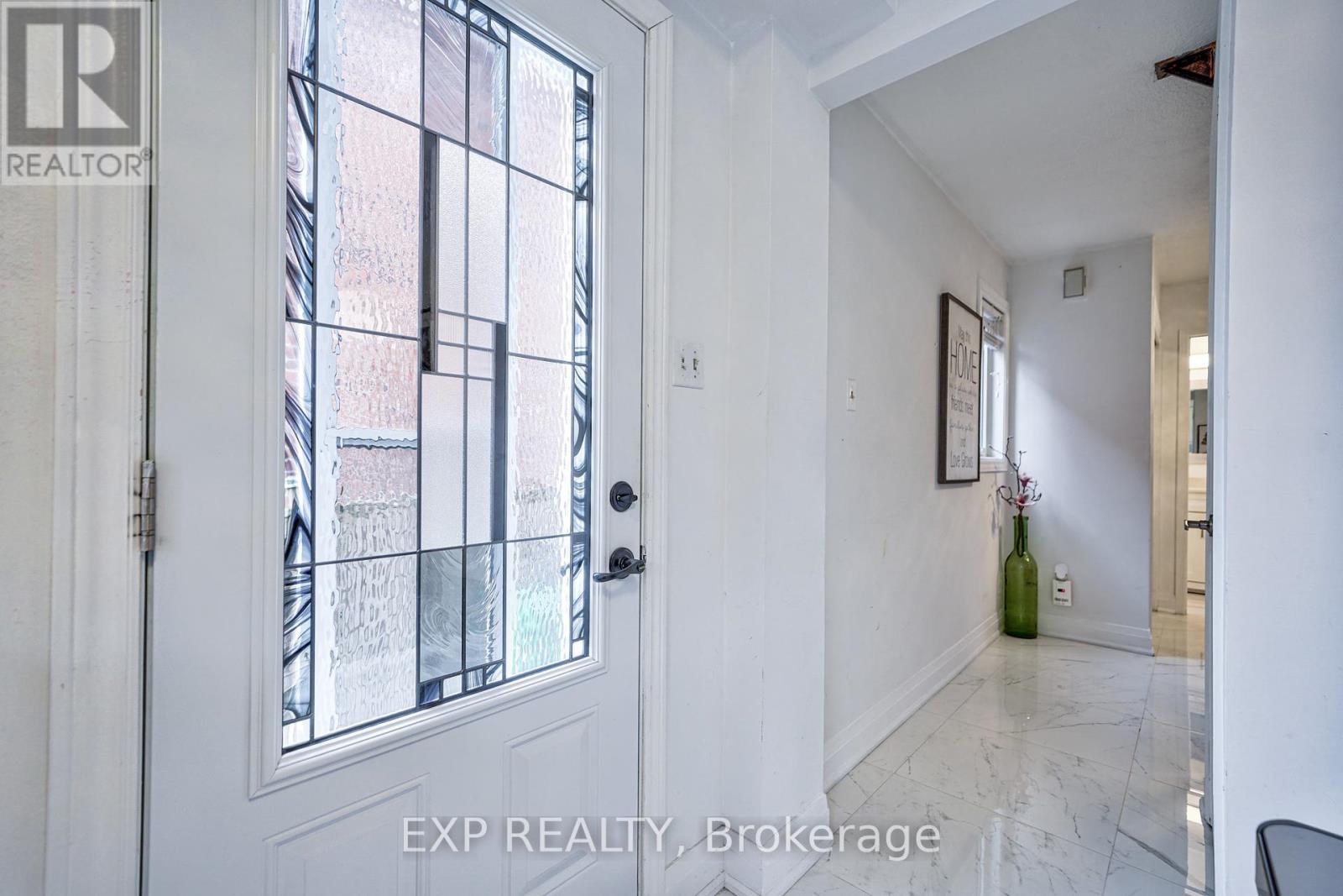 32 Parade Square, Toronto, Ontario  M1C 3T6 - Photo 2 - E12172937