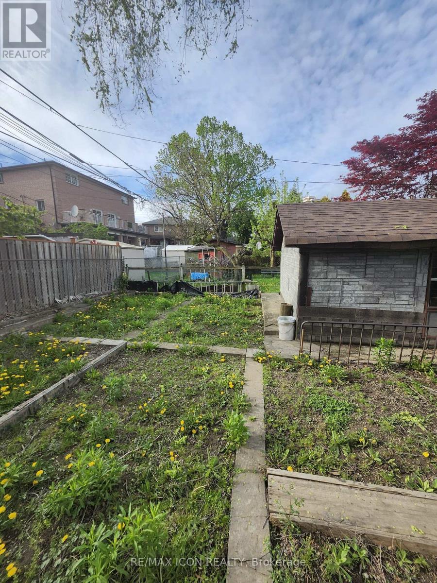 44 Haverson Boulevard, Toronto, Ontario  M6M 3J6 - Photo 17 - W12167496