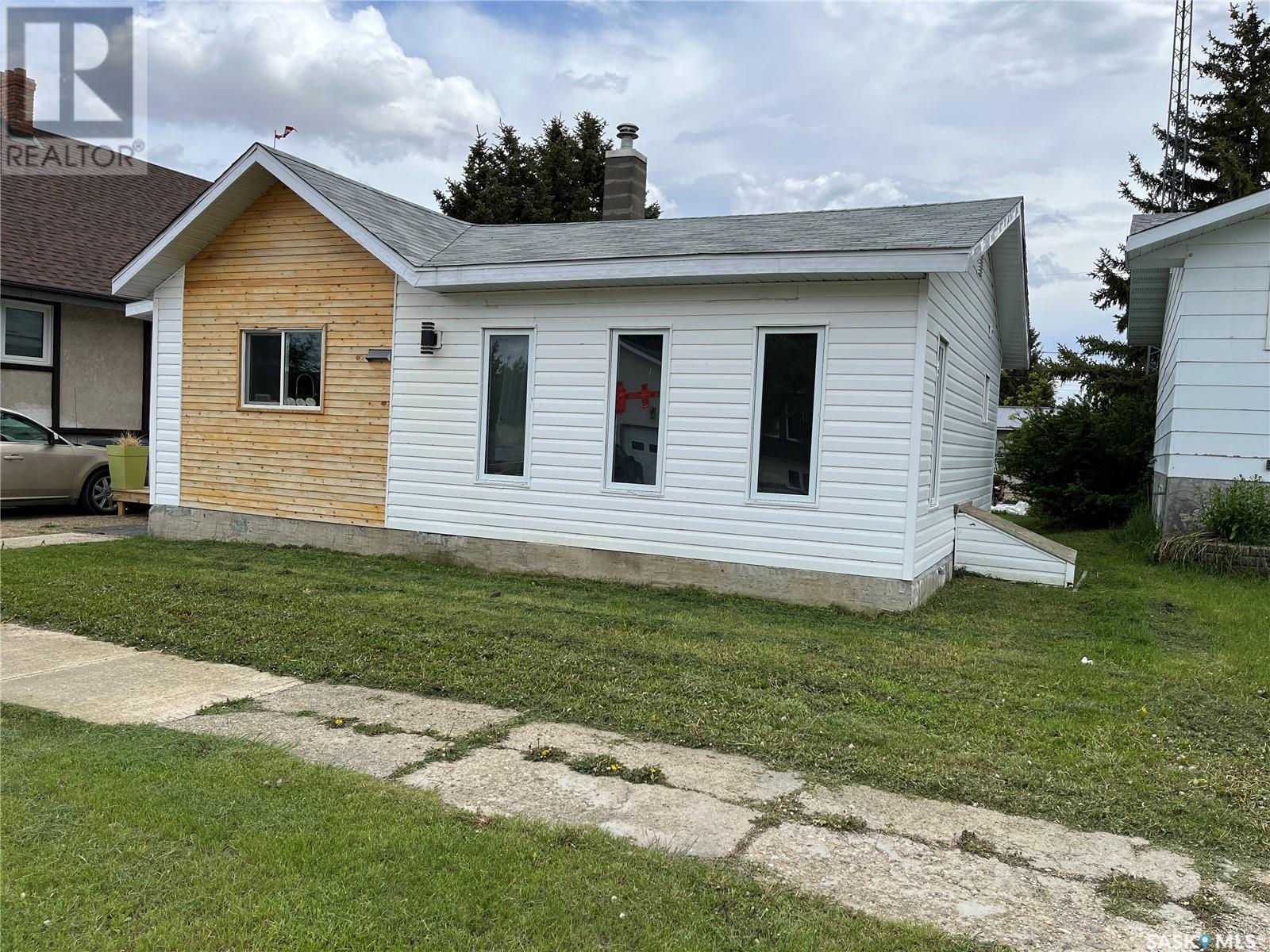 244 3rd Avenue E, Gravelbourg, Saskatchewan  S0H 1X0 - Photo 2 - SK007124