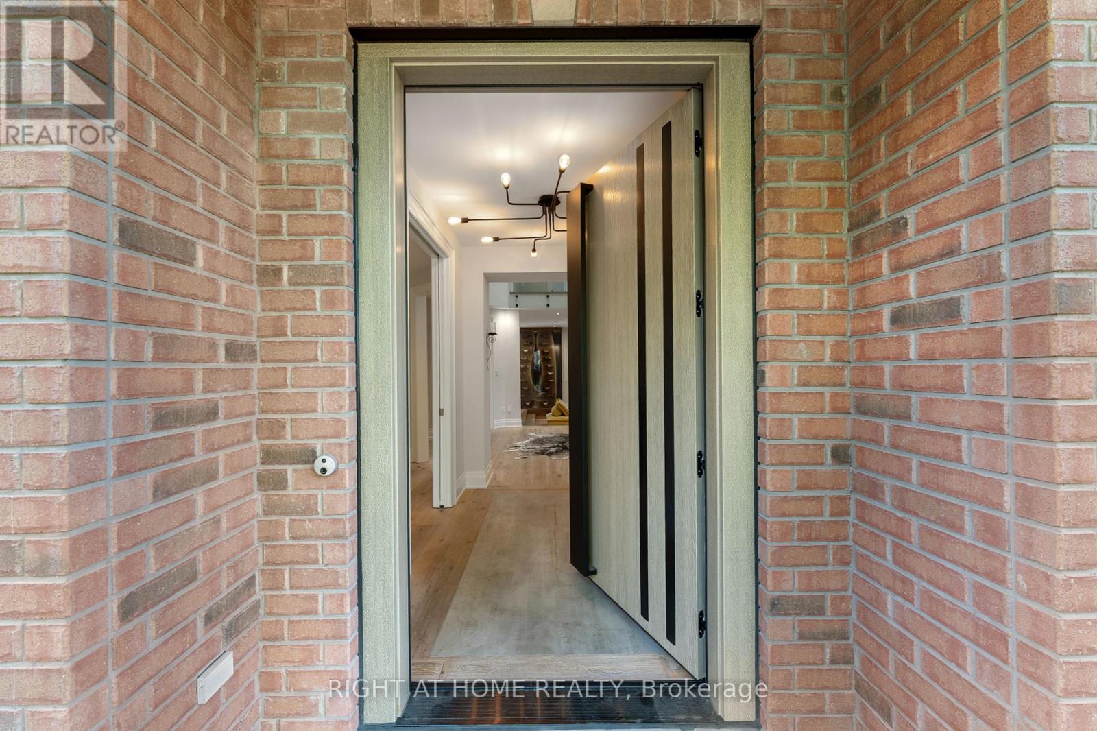100 Willis Drive, Aurora, Ontario  L4G 7M4 - Photo 2 - N12172803