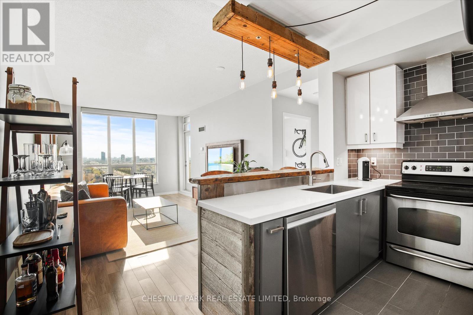 2216 - 185 Legion Road N, Toronto (Mimico), Ontario  M8Y 0A1 - Photo 4 - W12160281