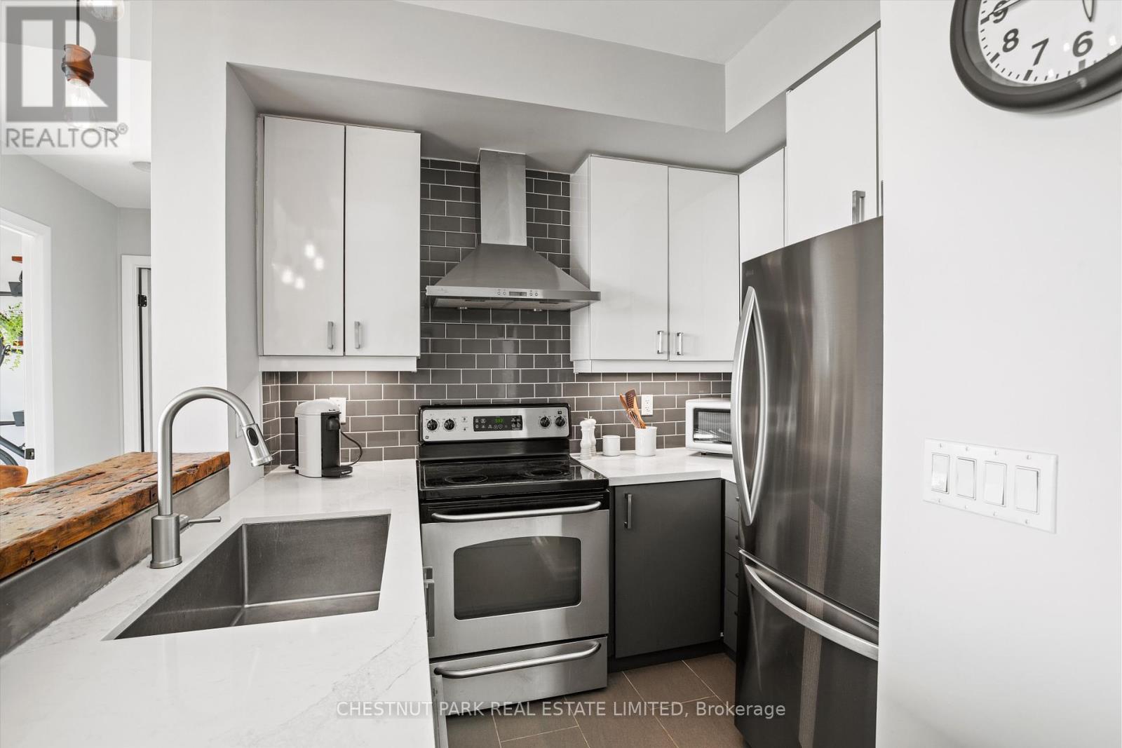 2216 - 185 Legion Road N, Toronto (Mimico), Ontario  M8Y 0A1 - Photo 5 - W12160281