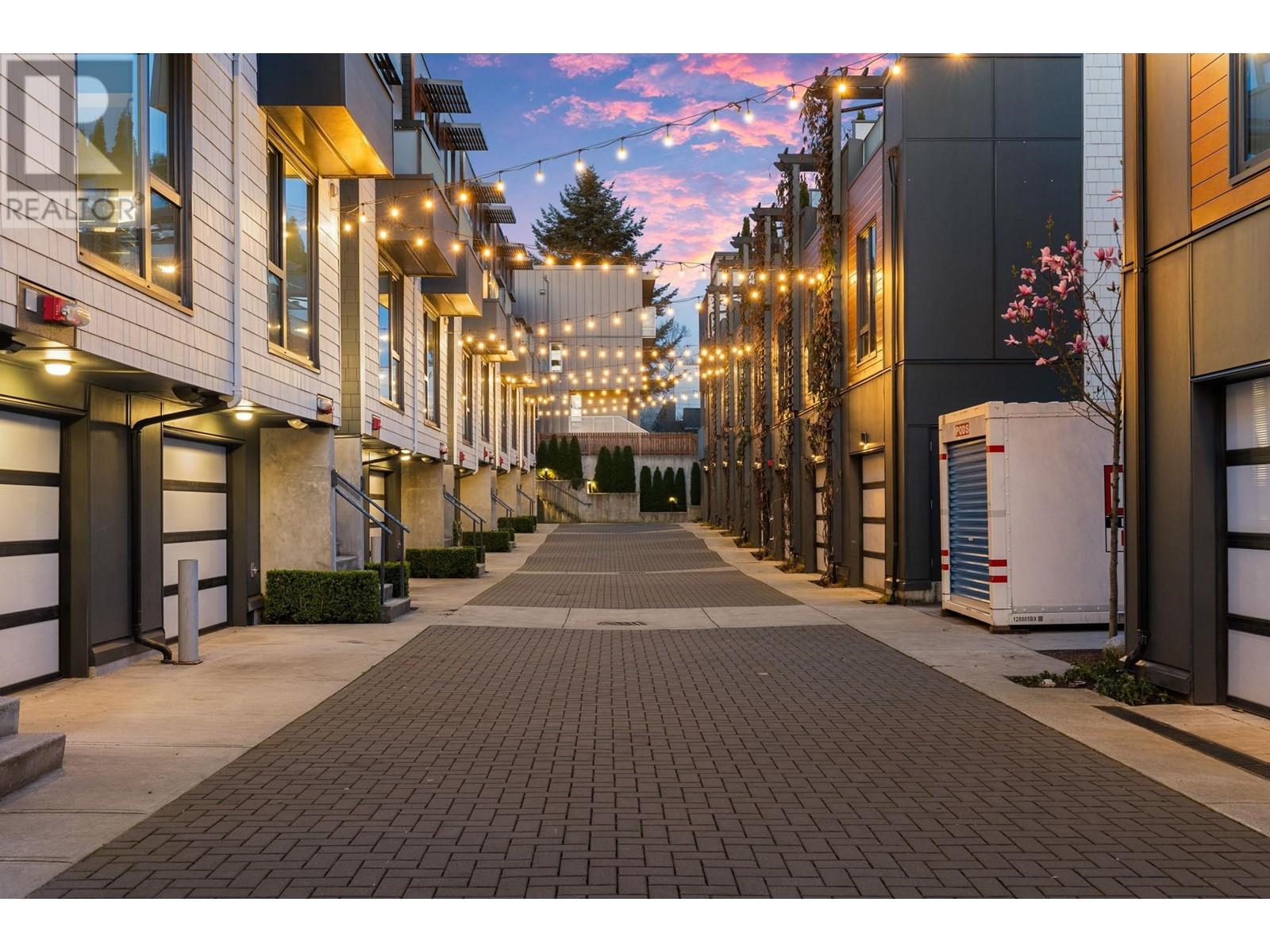 35 720 E 3RD STREET, North Vancouver, British Columbia