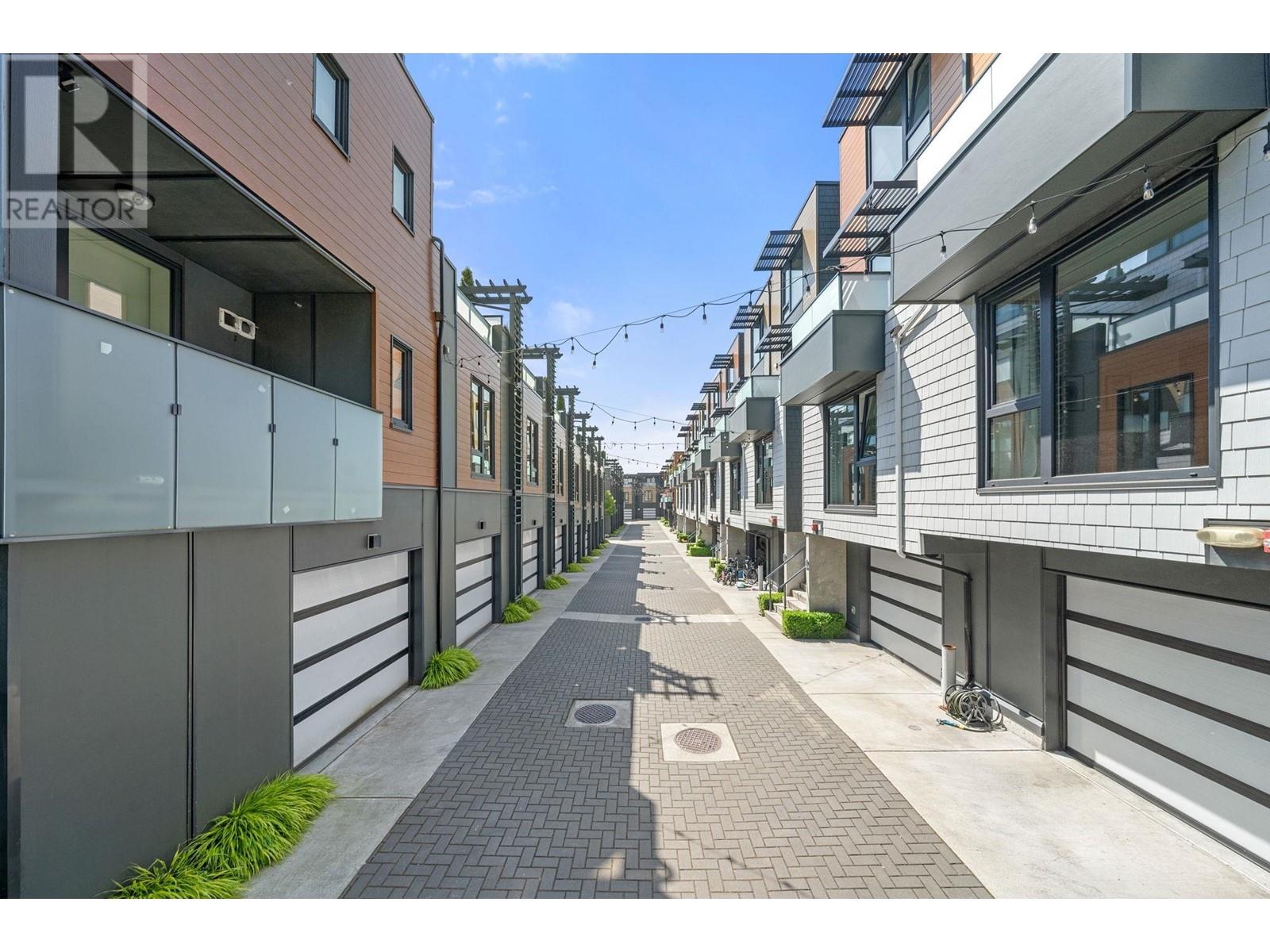 35 720 E 3rd Street, North Vancouver, British Columbia  V7L 0G7 - Photo 2 - R3006830