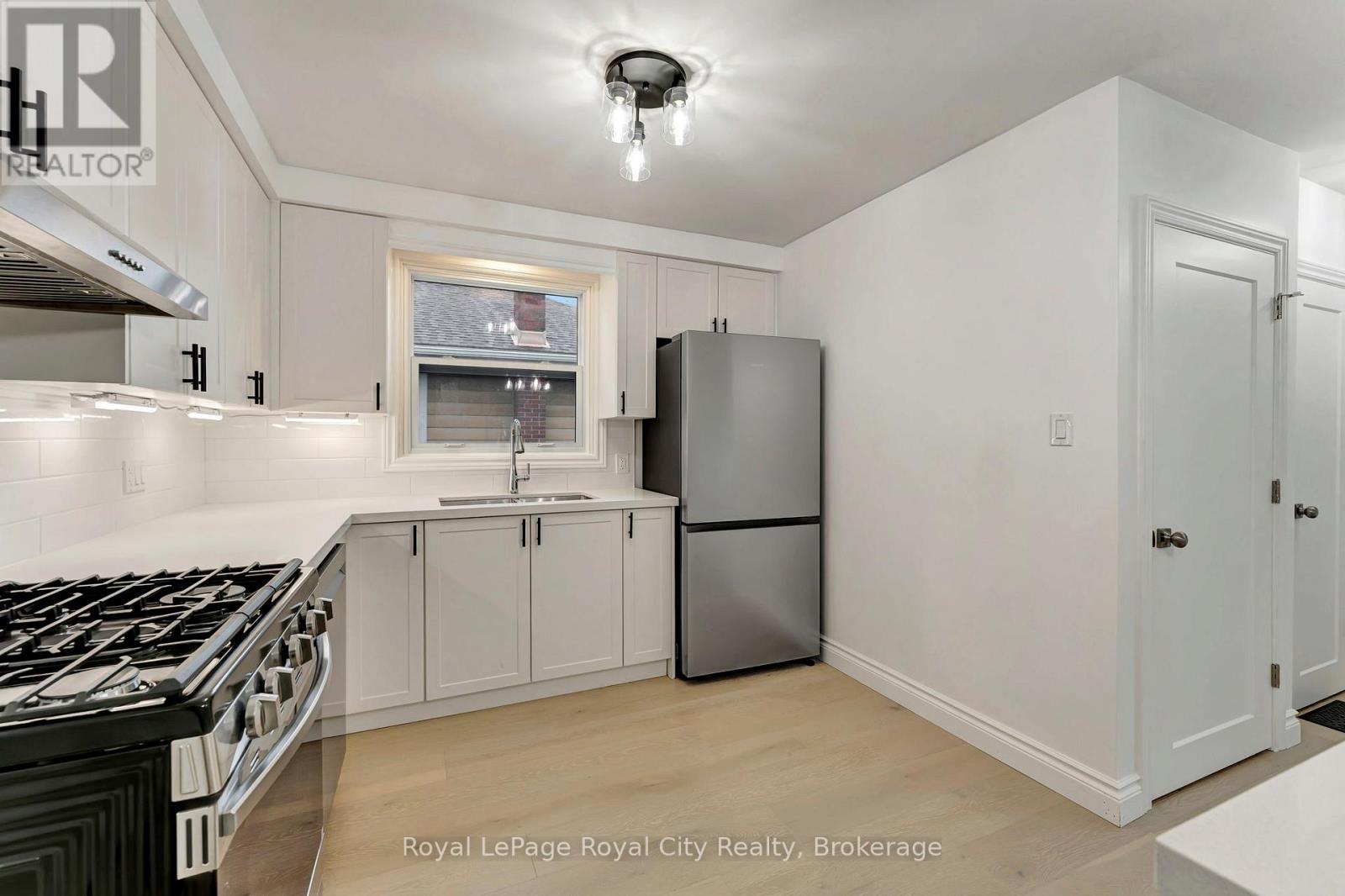 379 East 27th Street, Hamilton, Ontario  L8V 3H1 - Photo 14 - X12172974