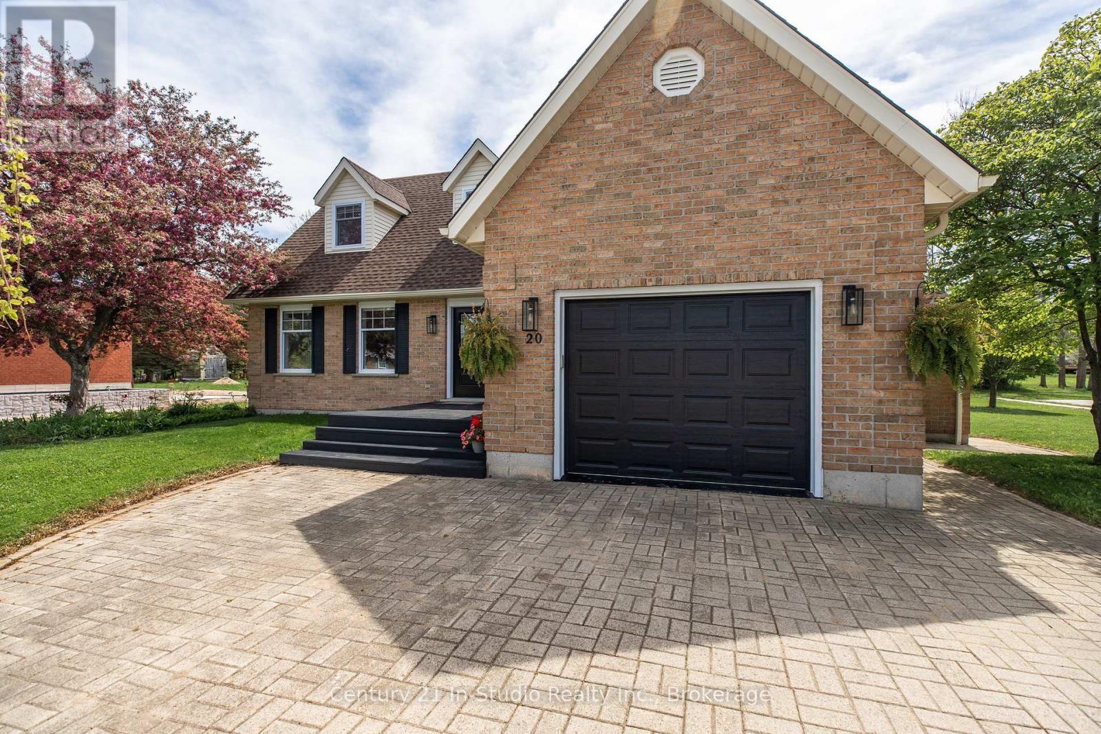 20 Smith Street, Kincardine, Ontario  N0G 2T0 - Photo 2 - X12173054