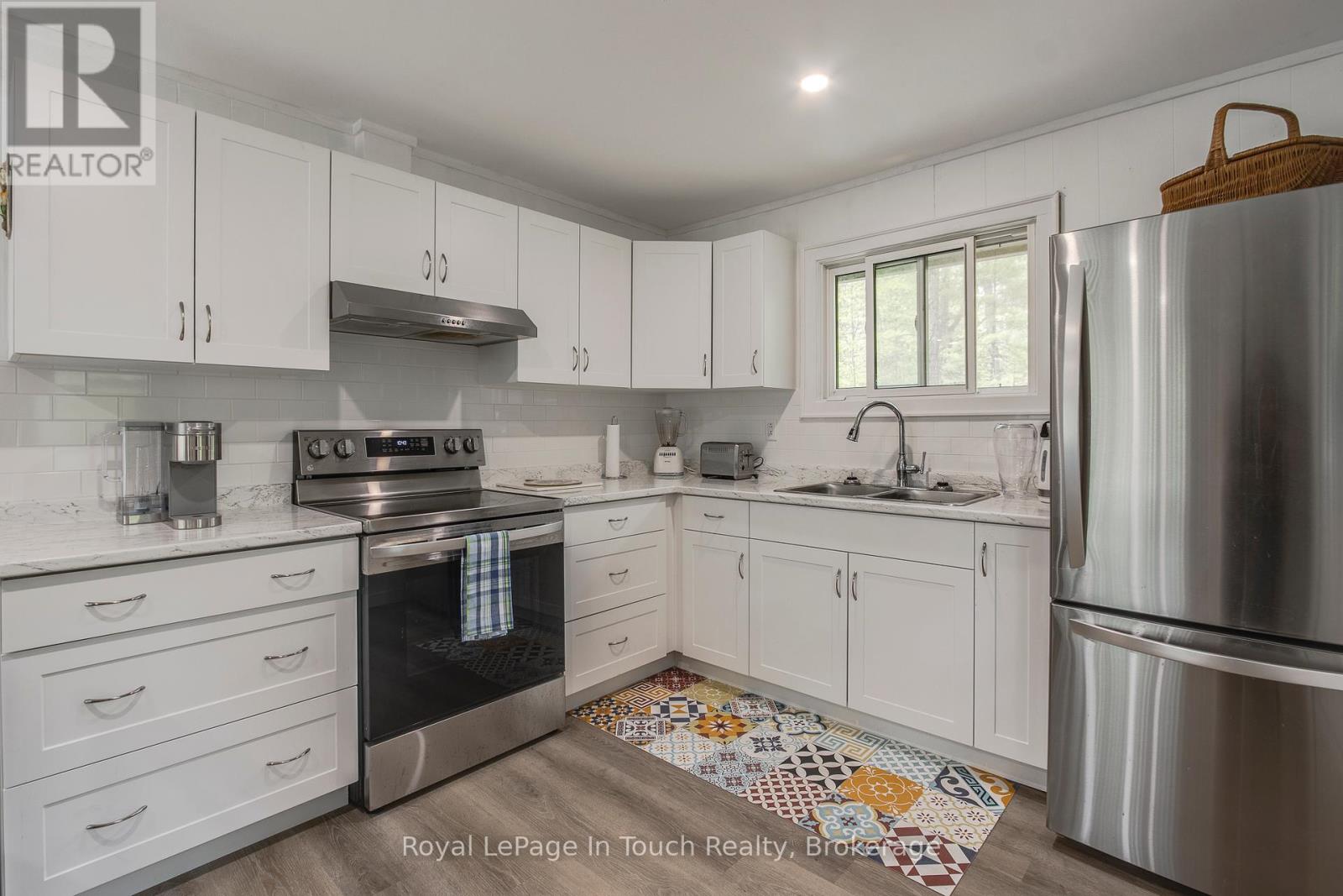 18 Fernanne Drive, Tiny, Ontario  L0L 2J0 - Photo 10 - S12170402