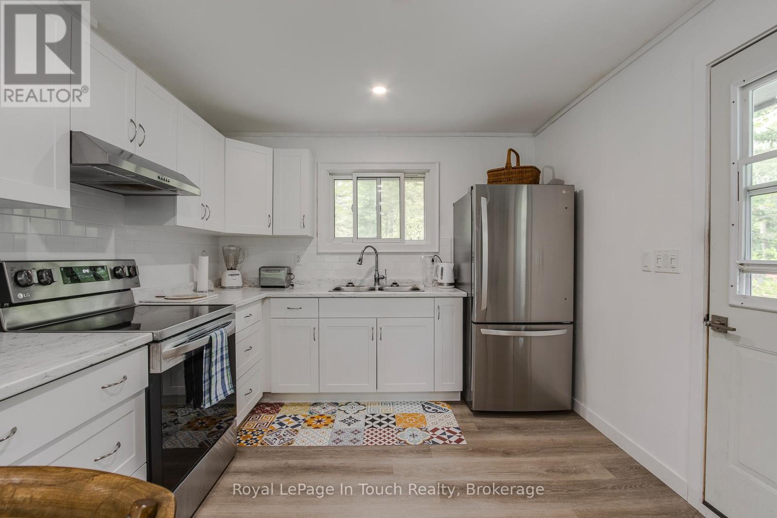 18 Fernanne Drive, Tiny, Ontario  L0L 2J0 - Photo 9 - S12170402