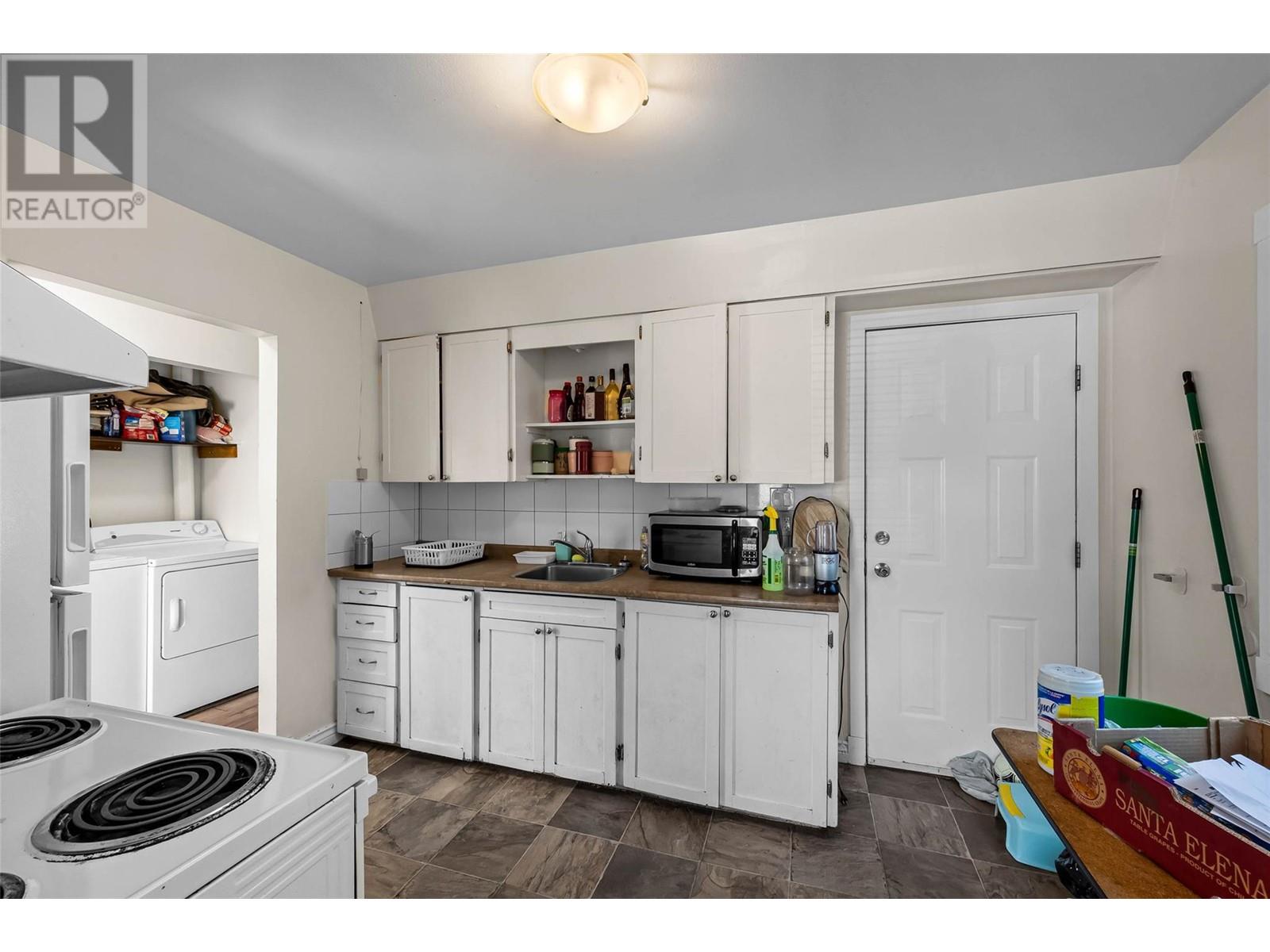 285/287 Holly Avenue, Kamloops, BC V2B1M2