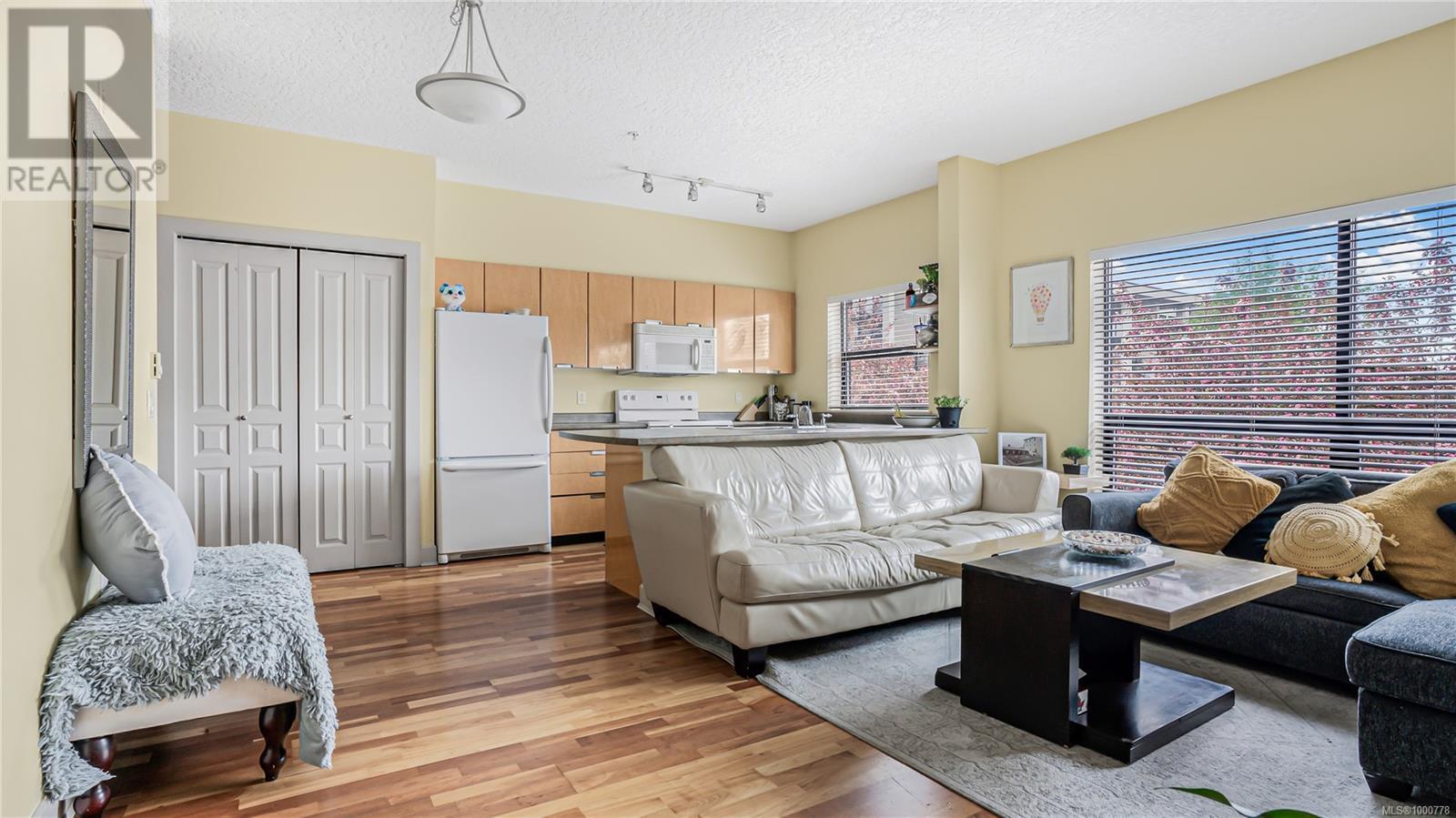 312 870 Short St, Saanich, British Columbia  V8X 2V5 - Photo 4 - 1000778