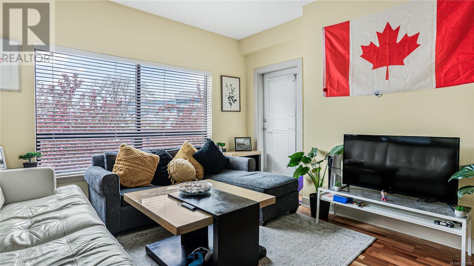 312 870 Short St, Saanich, British Columbia  V8X 2V5 - Photo 2 - 1000778