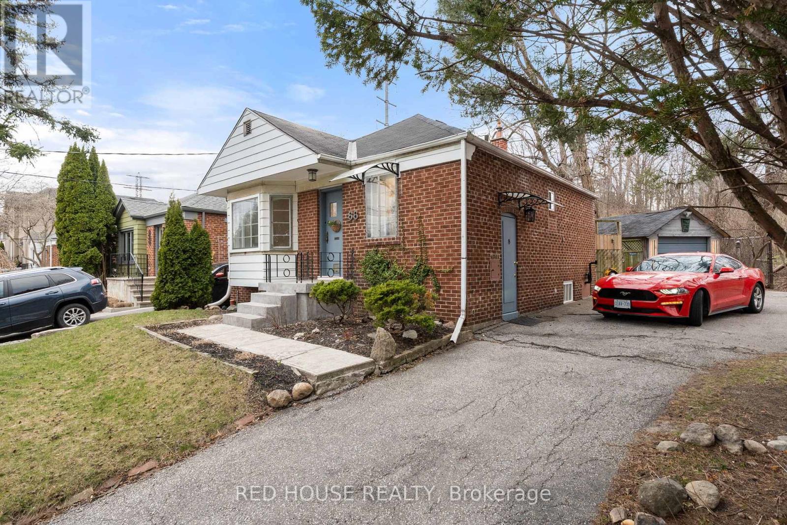 68 Nesbitt Drive, Toronto, Ontario  M4W 2G3 - Photo 2 - C12101904