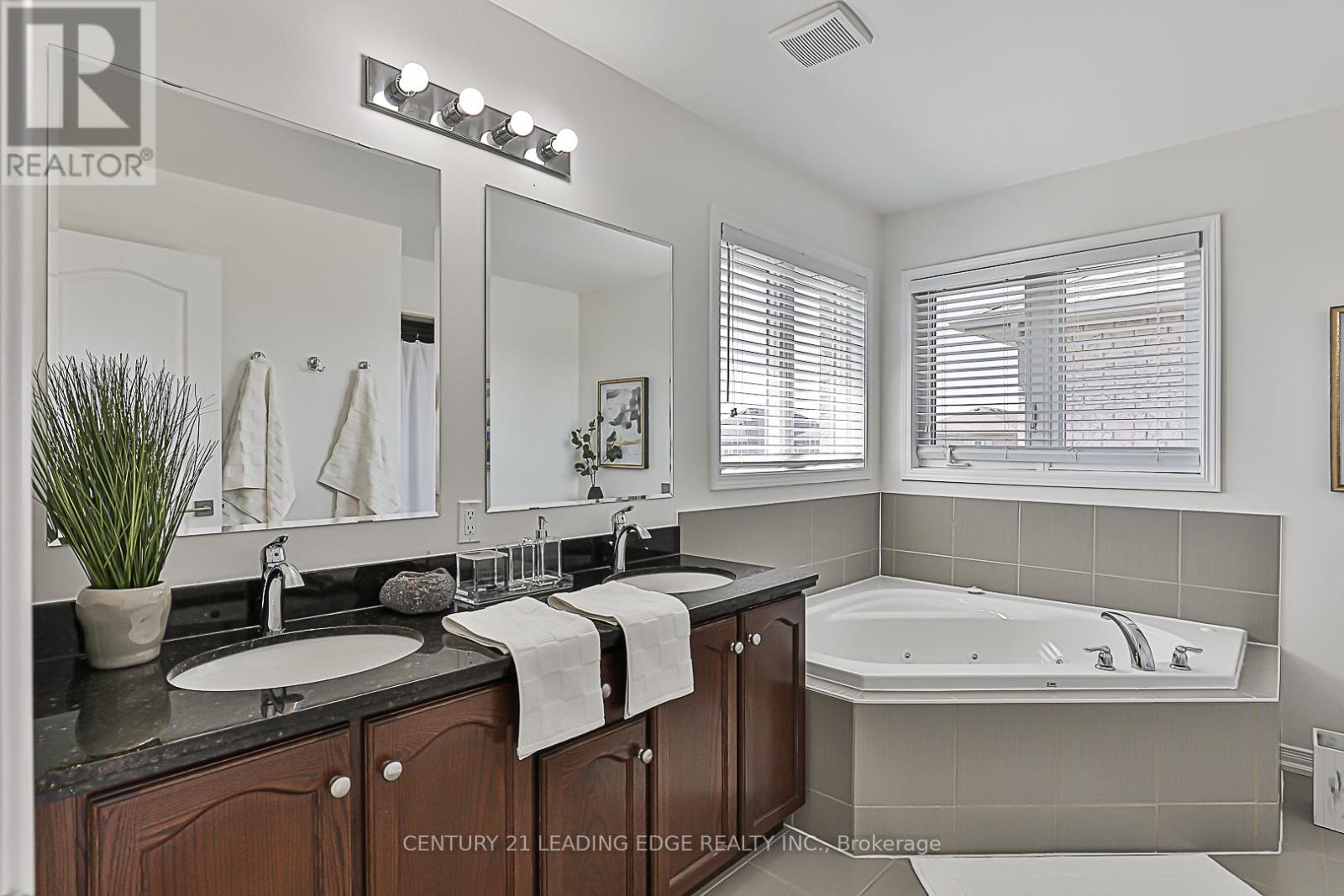 69 Hopkins Crescent, Bradford West Gwillimbury, Ontario  L3Z 0R7 - Photo 24 - N12172976