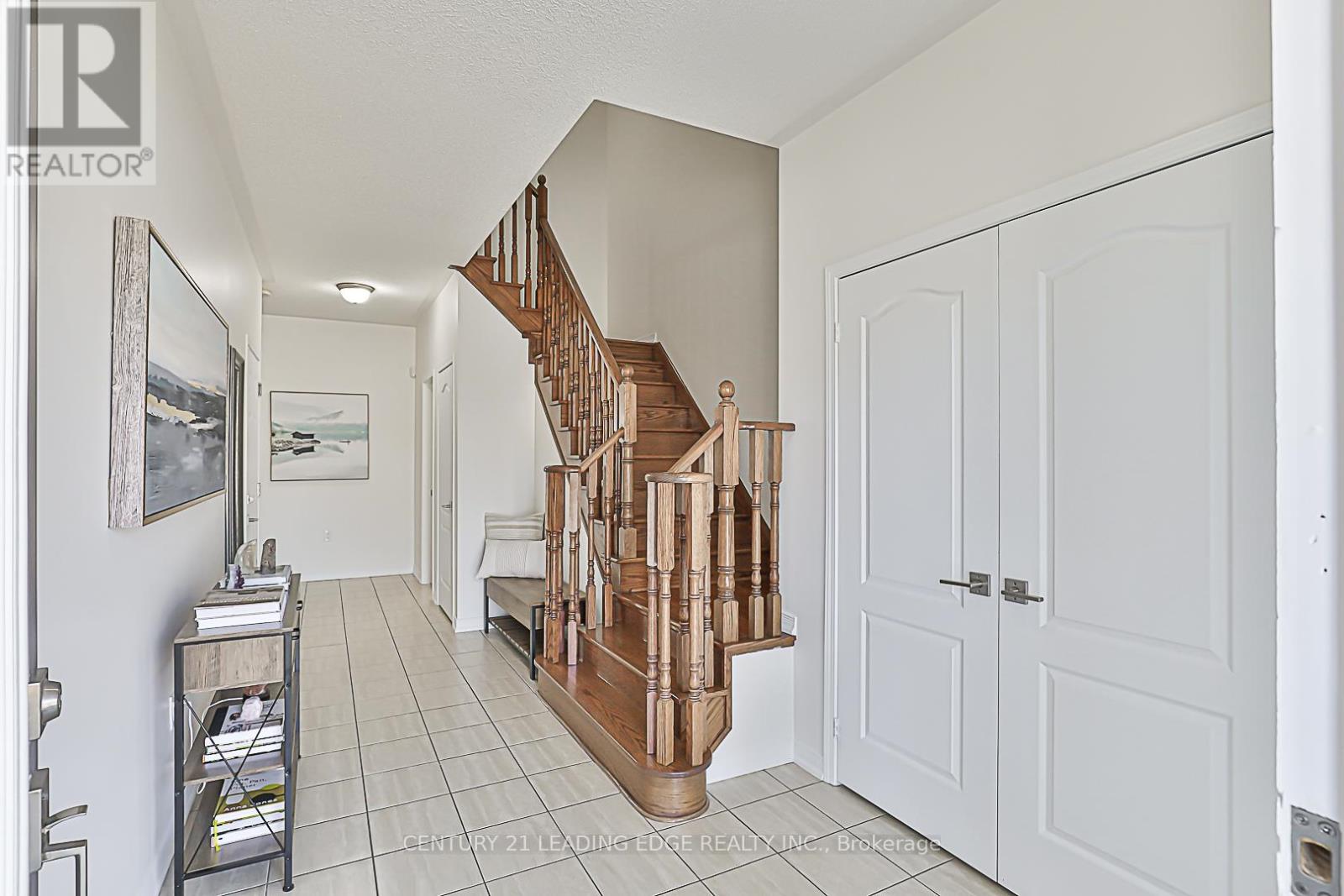 69 Hopkins Crescent, Bradford West Gwillimbury, Ontario  L3Z 0R7 - Photo 4 - N12172976