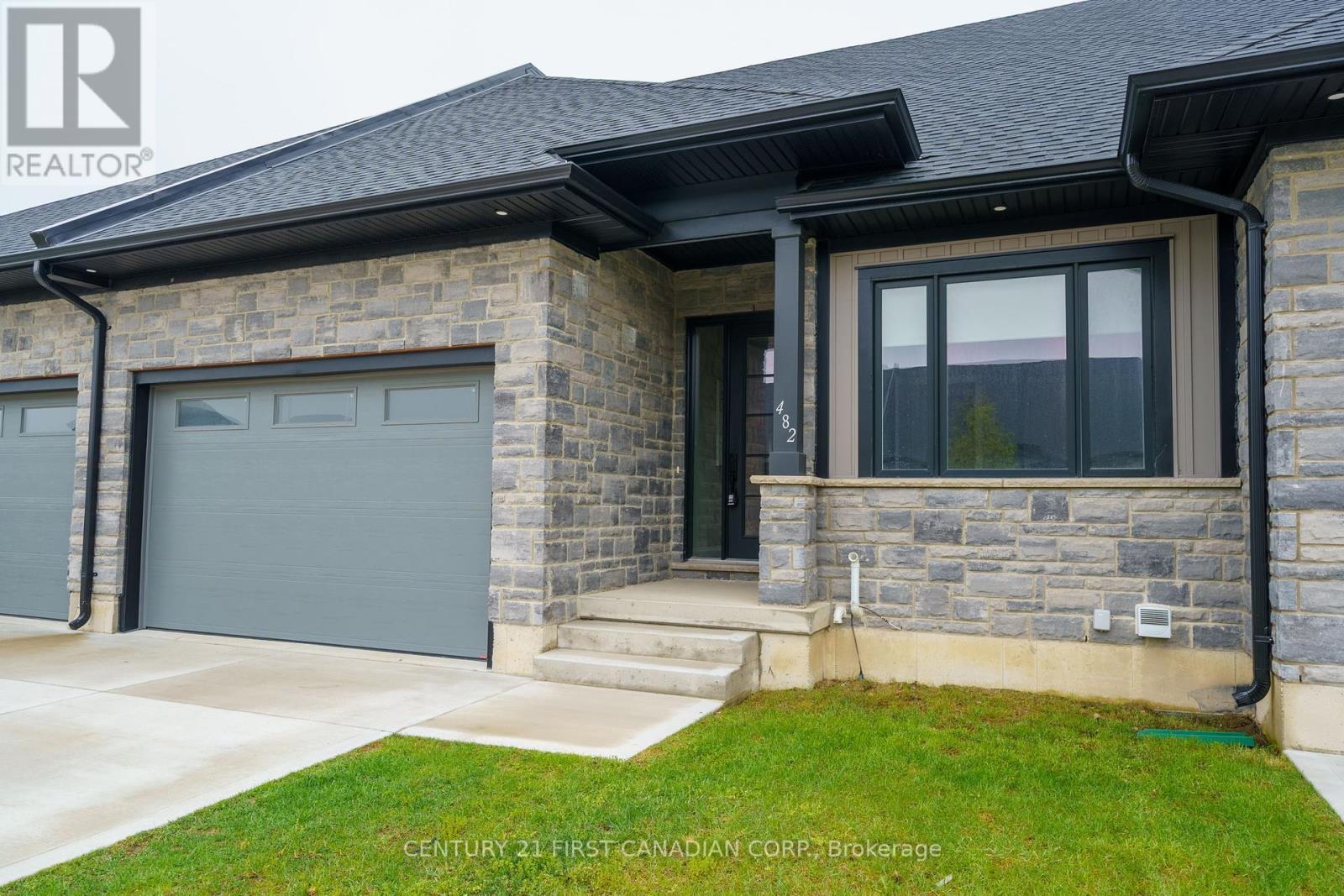 482 Kip Lane, Plympton-Wyoming, Ontario  N0N 1T0 - Photo 2 - X12137943