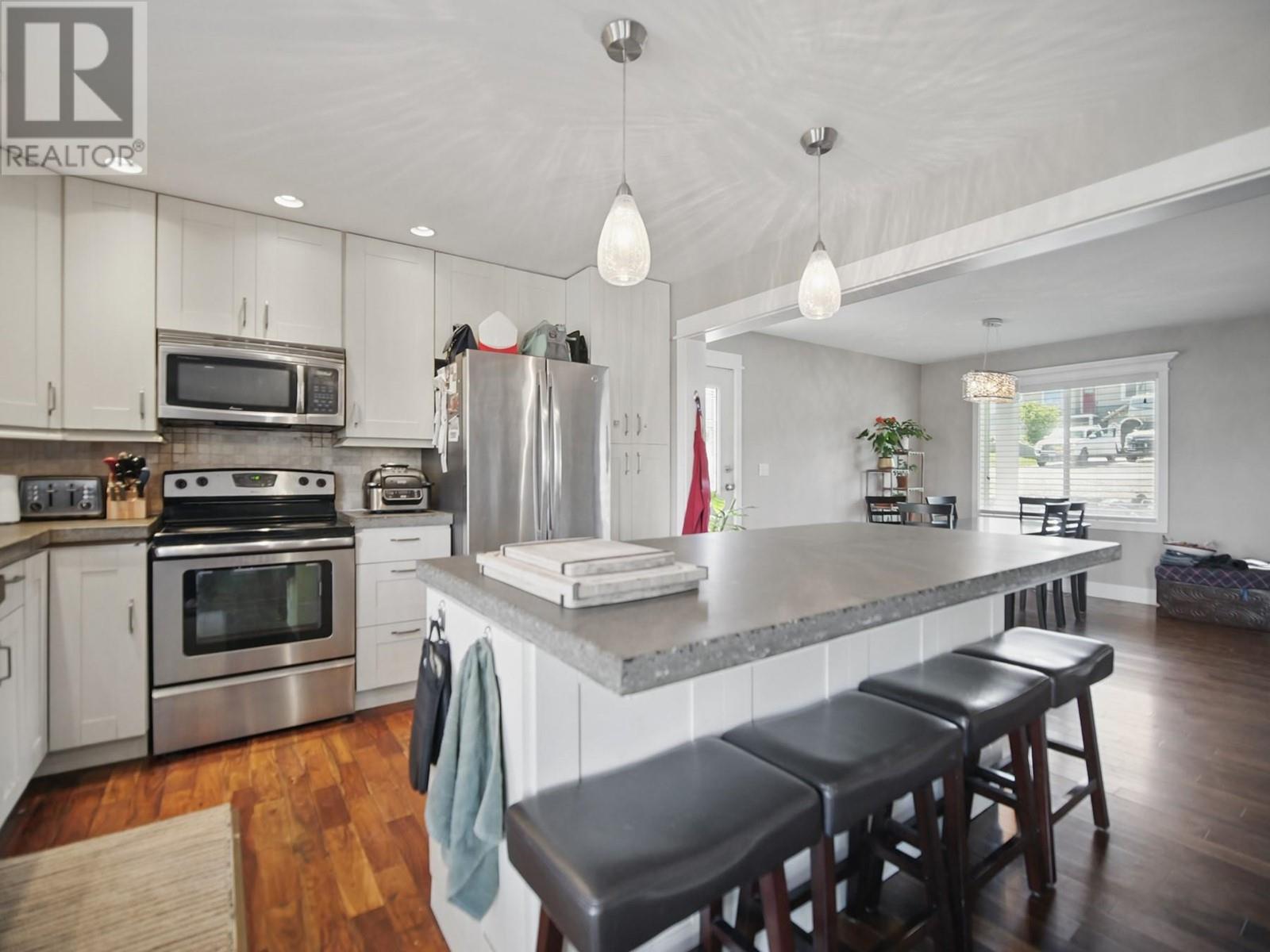 Property at 622 BATTLE W Street image 4