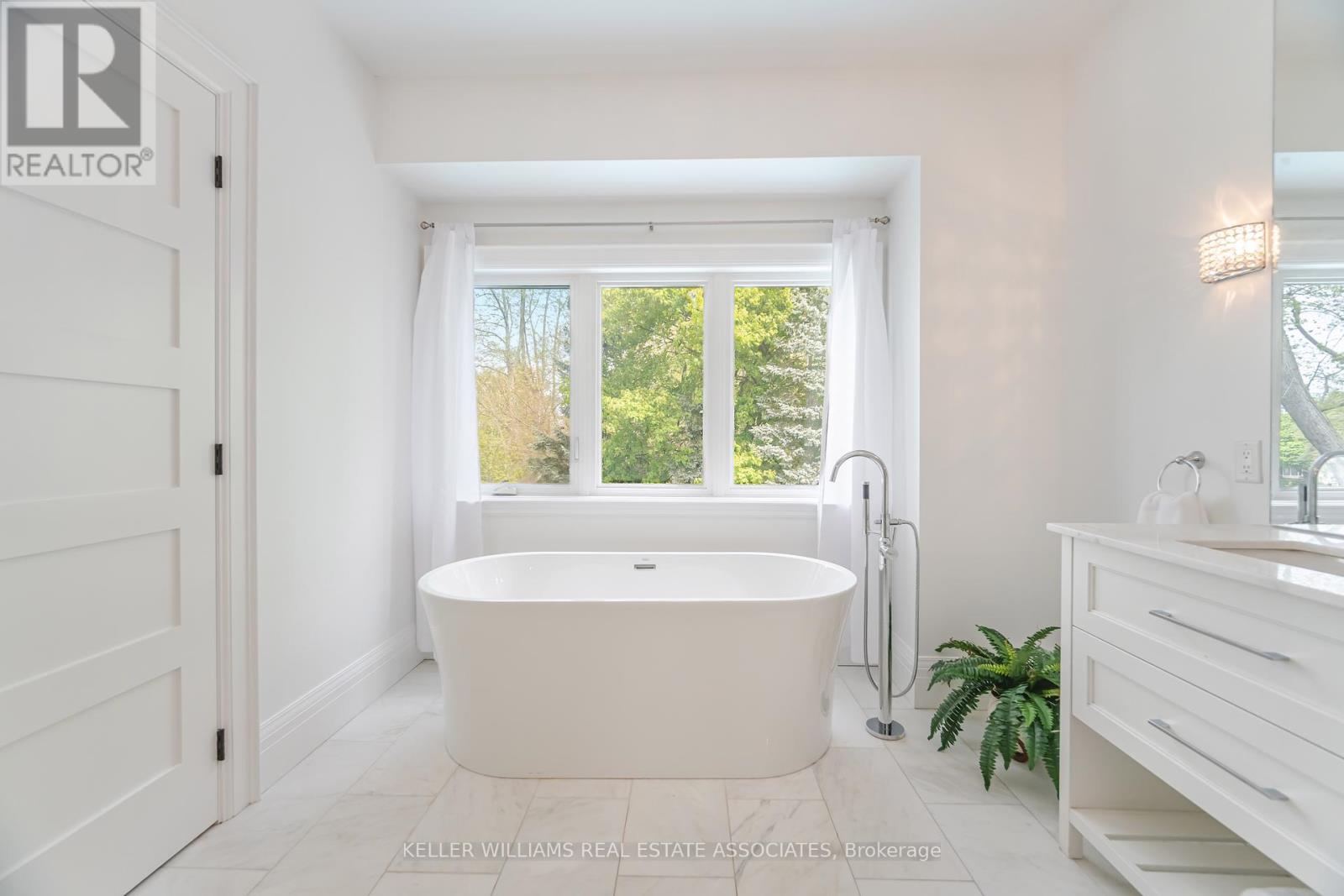 157 Dianne Avenue, Oakville (Mo Morrison), Ontario  L6J 4G8 - Photo 26 - W12173007