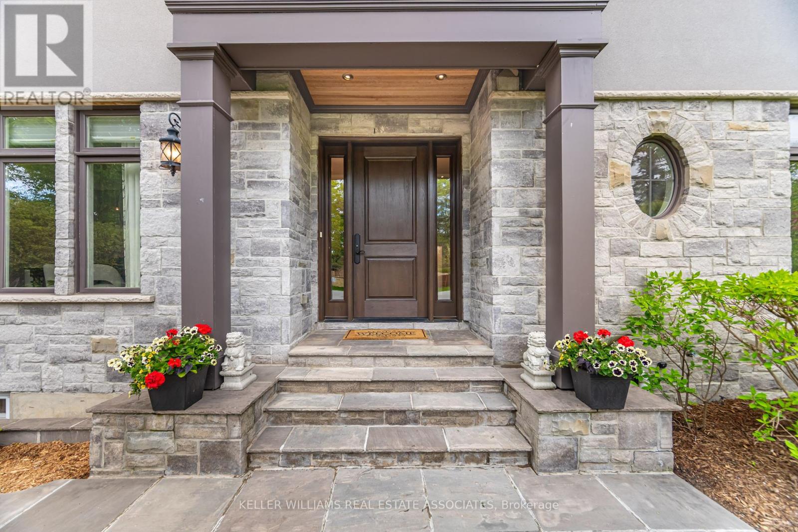 157 Dianne Avenue, Oakville (Mo Morrison), Ontario  L6J 4G8 - Photo 3 - W12173007