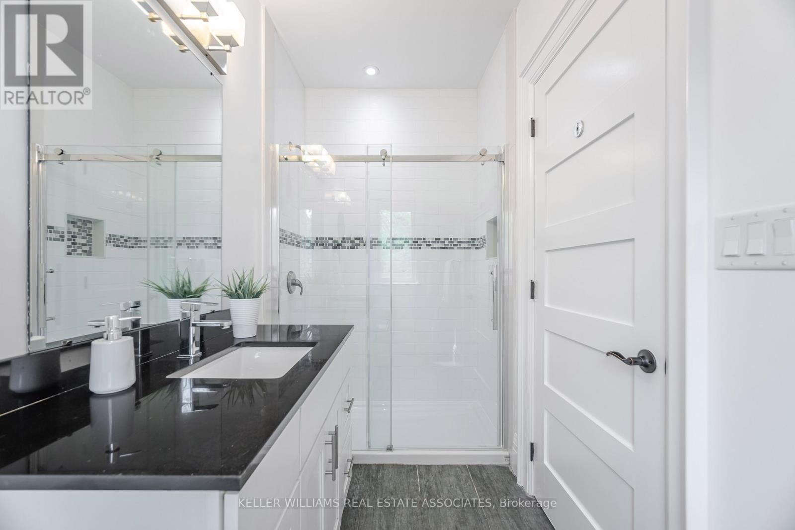 157 Dianne Avenue, Oakville (Mo Morrison), Ontario  L6J 4G8 - Photo 34 - W12173007