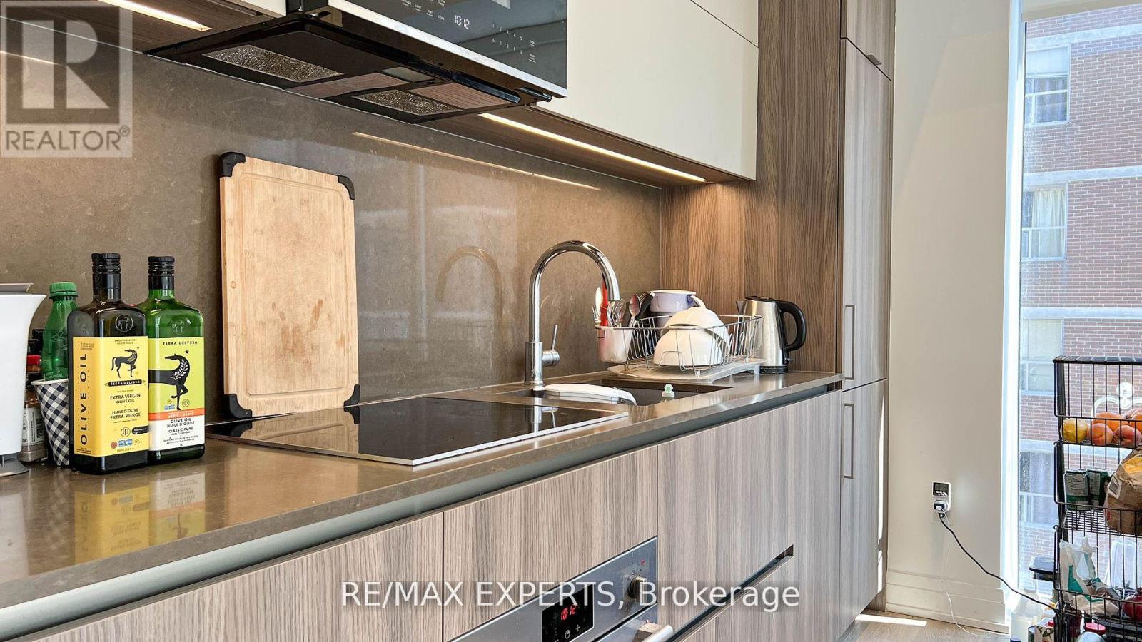 718 - 21 Park Street E, Mississauga, Ontario  L5G 1L7 - Photo 10 - W12173194