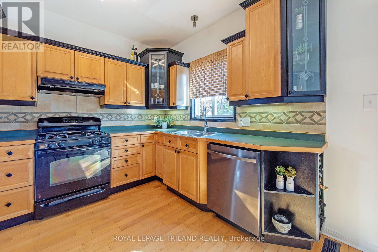 Photo 9 of 50 for 48 Meadowoak Crescent