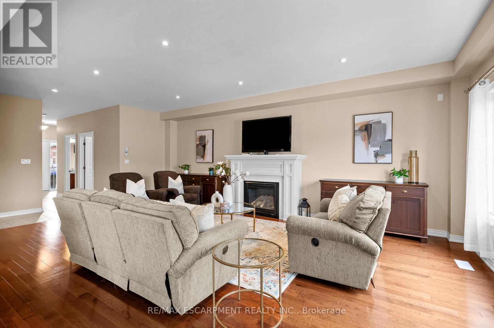 56 Hillsdale Road, Welland, Ontario  L3C 7M4 - Photo 5 - X12173225