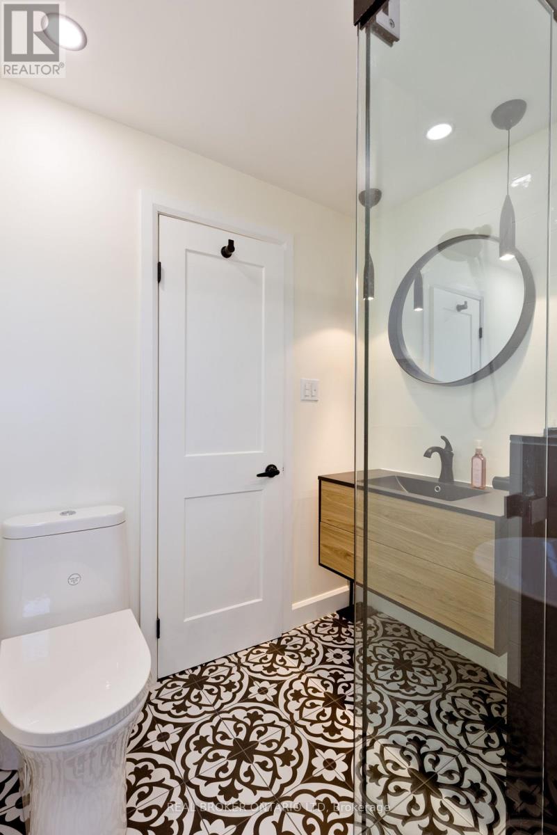 196 Wychwood Park, London North, Ontario  N6G 1R9 - Photo 30 - X12075334