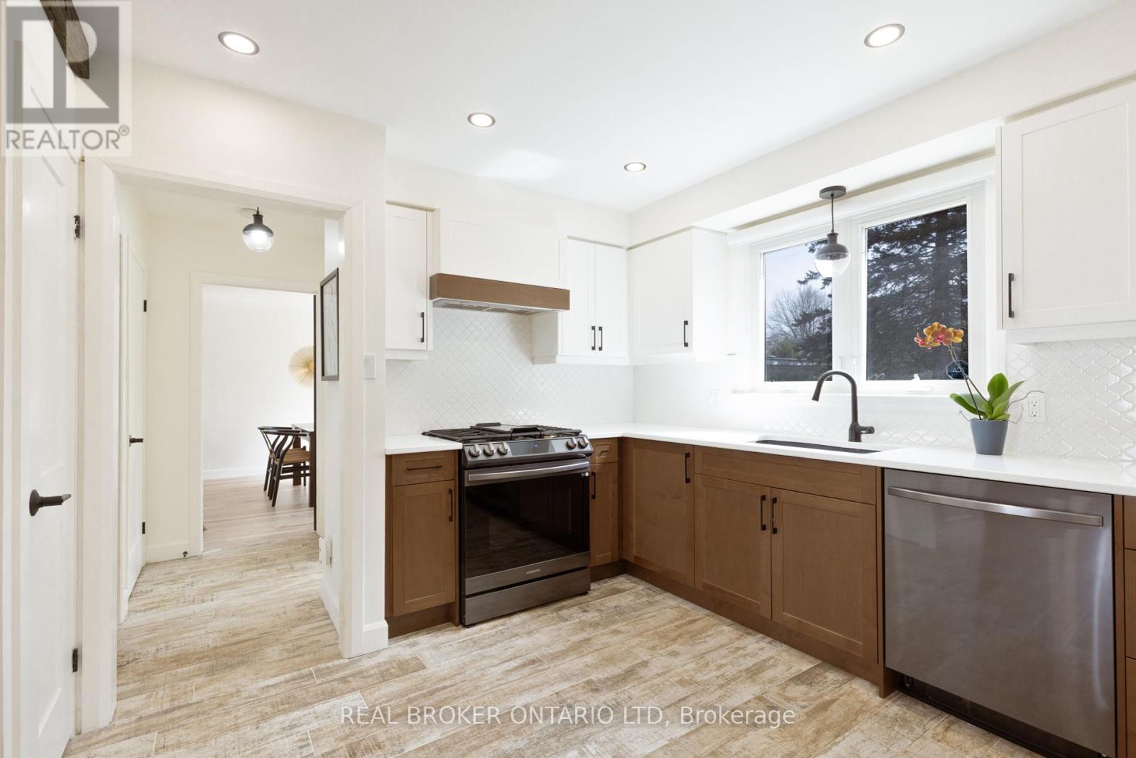 196 Wychwood Park, London North, Ontario  N6G 1R9 - Photo 6 - X12075334