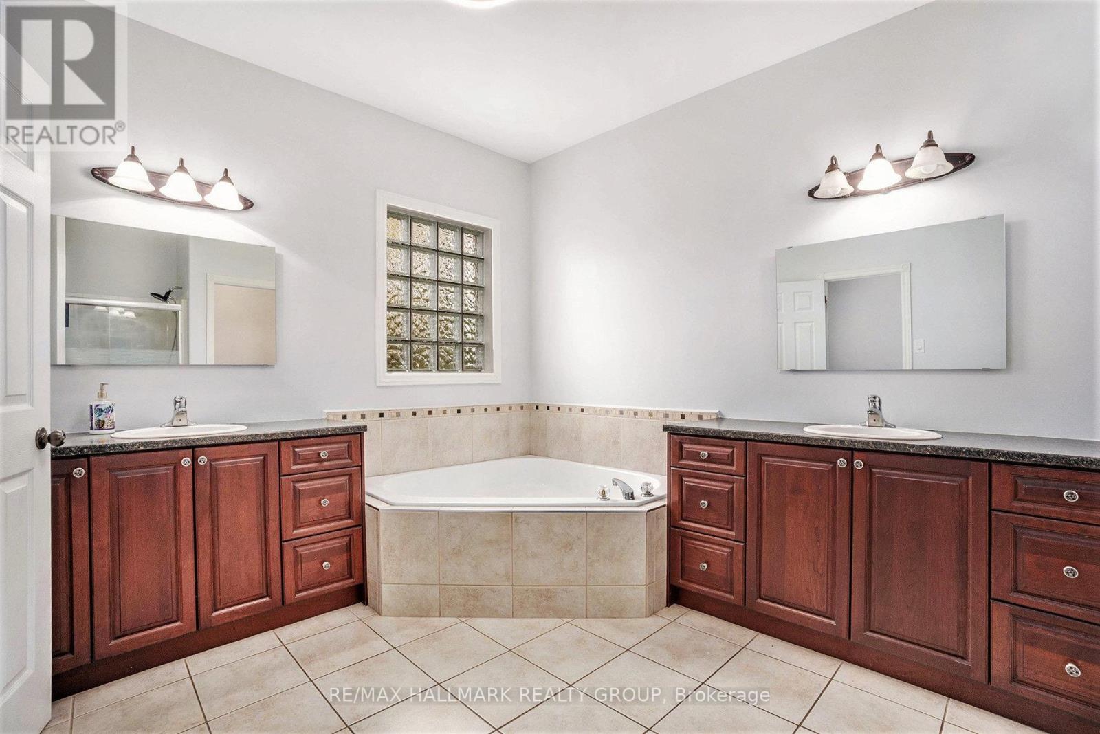 49 De La Rive Promenade, Russell, Ontario  K0A 1W0 - Photo 21 - X12172715