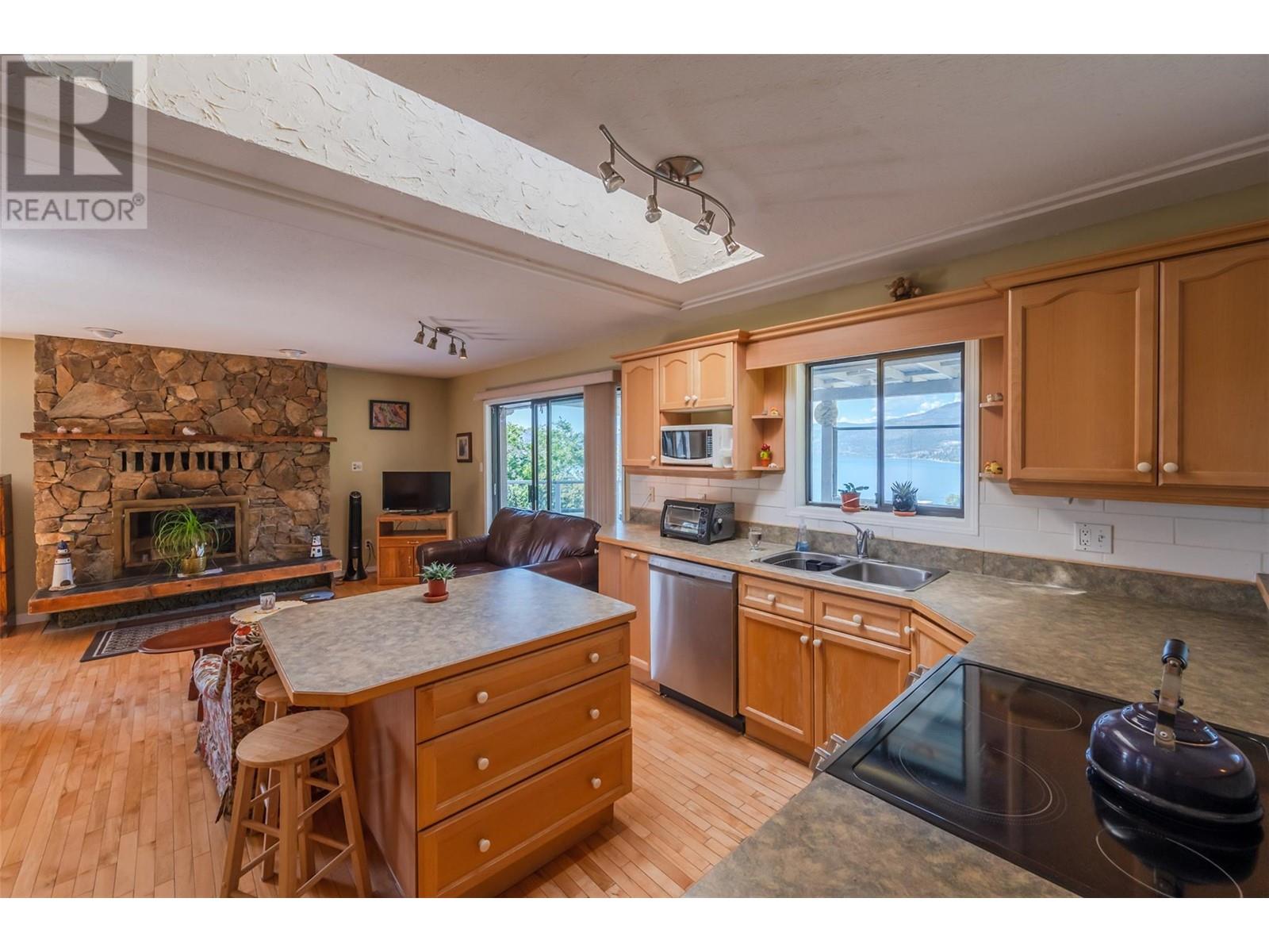 3906 Desert Pines Avenue, Peachland, BC V0H1X2