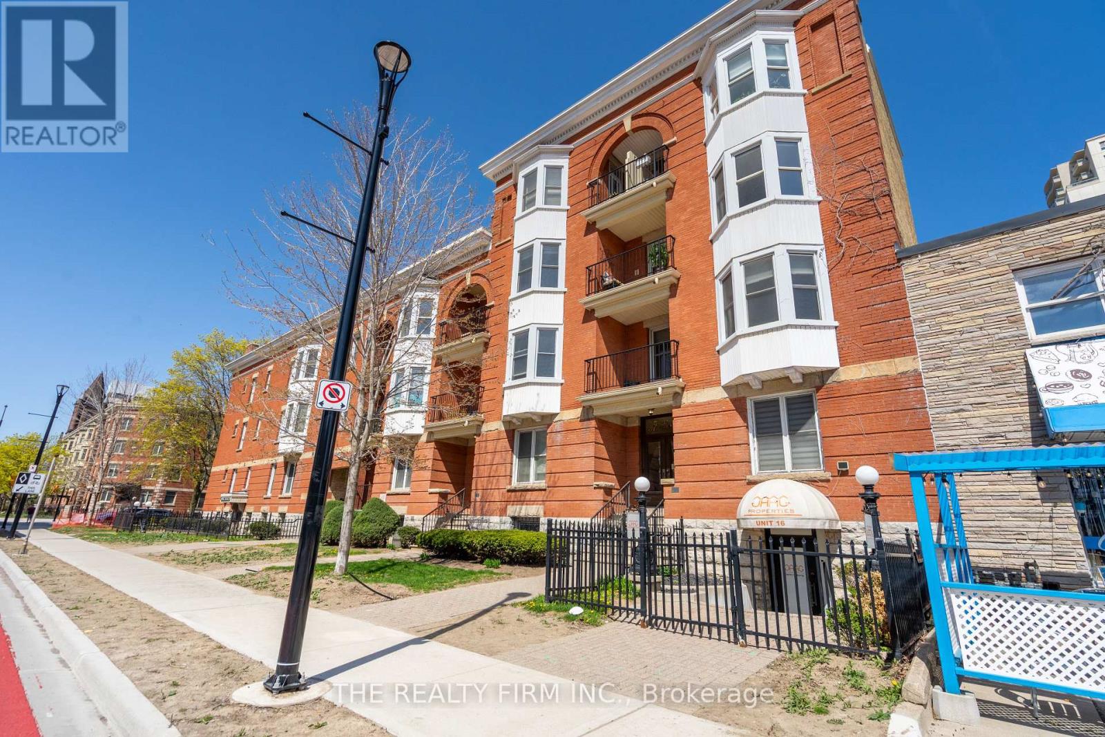 301 - 440 Wellington Street