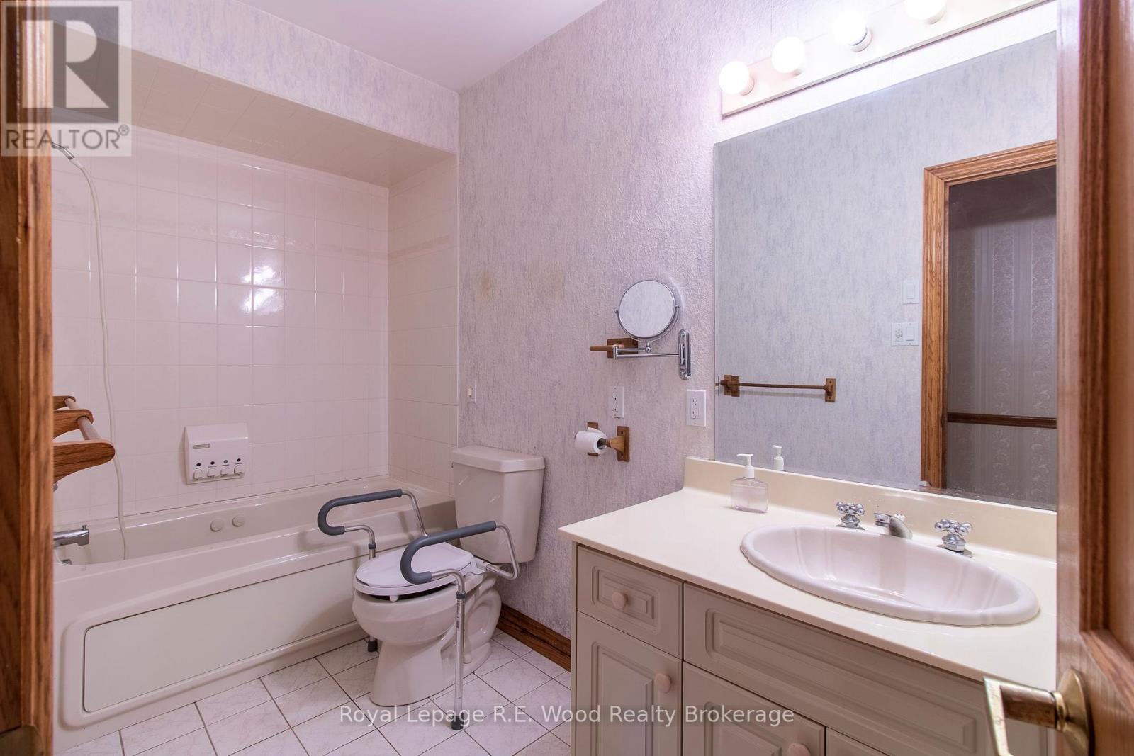 4974 Marion Street, Thames Centre, Ontario  N0L 1G4 - Photo 32 - X12173461