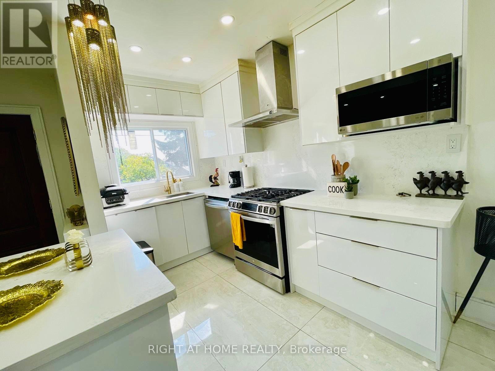 <div class="slider-price">$1,299,000</div><p>174 Aylesworth Avenue, Toronto, Ontario</p>
