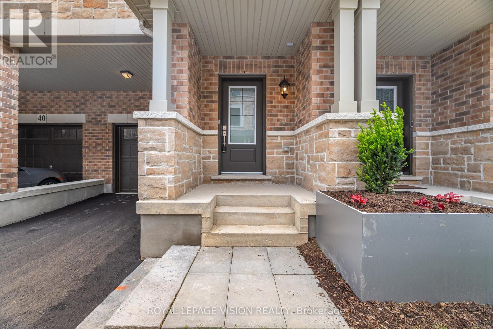 38 Folcroft Street, Brampton, Ontario  L6Y 6L3 - Photo 2 - W12173288