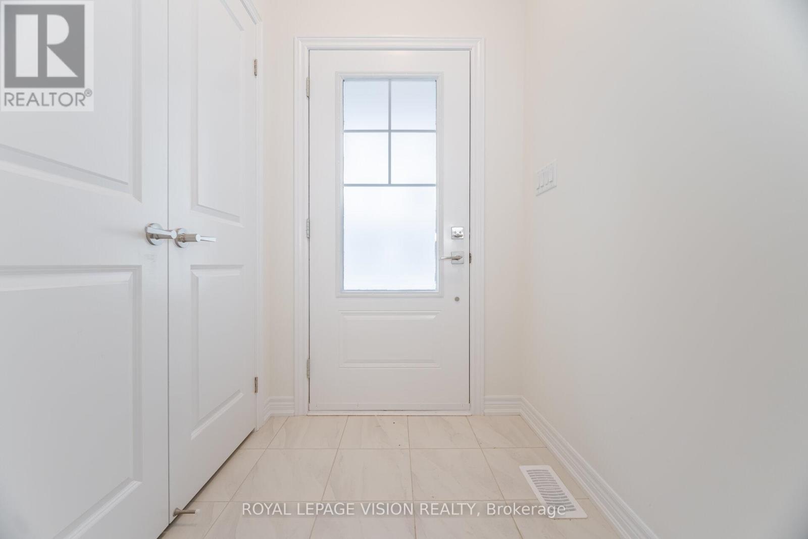38 Folcroft Street, Brampton, Ontario  L6Y 6L3 - Photo 3 - W12173288