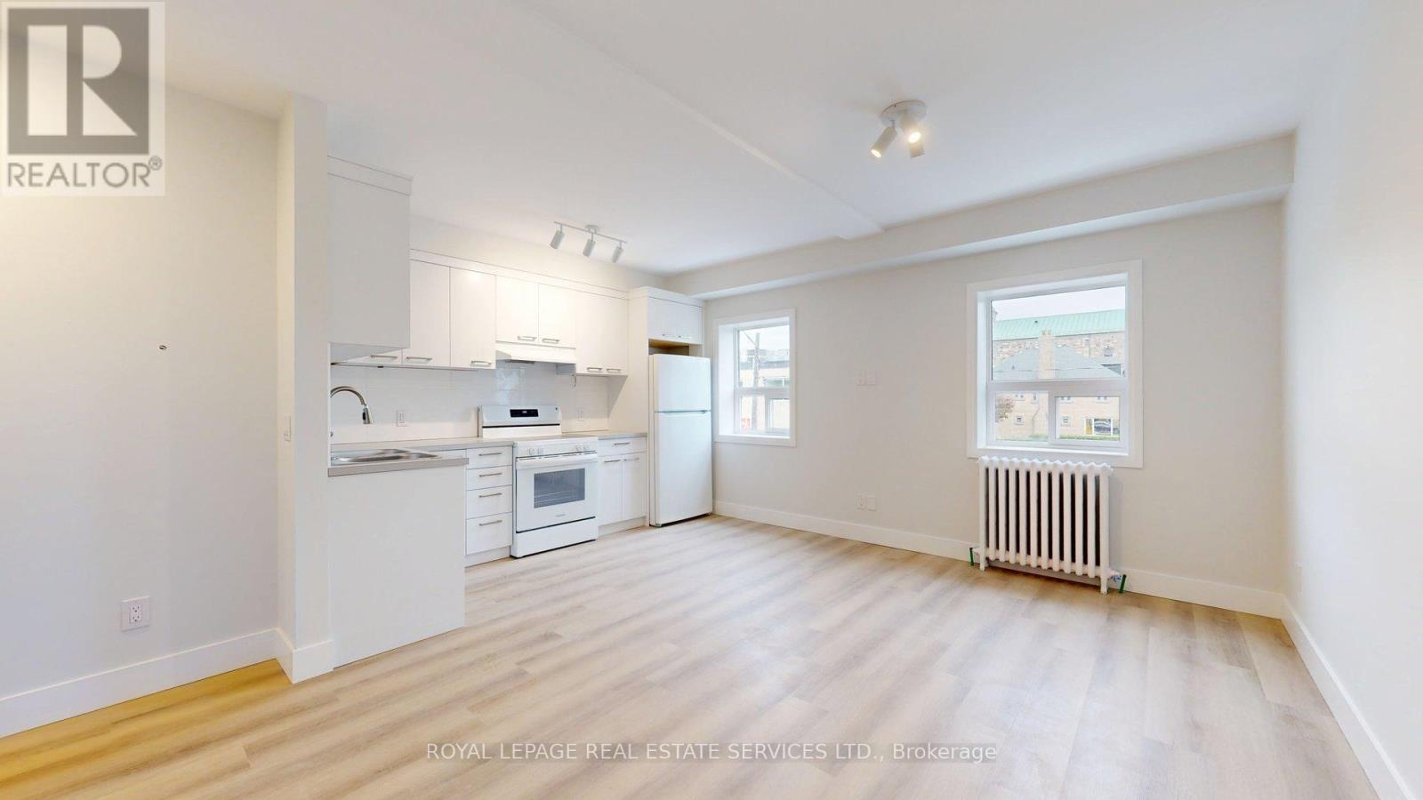 Unit B - 4 Brentwood Road S, Toronto (Stonegate-Queensway), Ontario  M8Z 3N2 - Photo 5 - W12173345