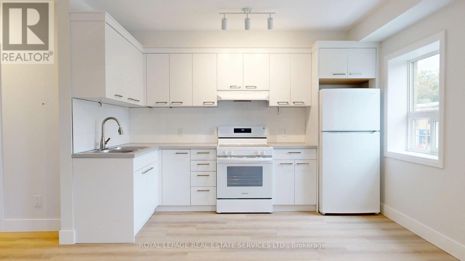 Unit B - 4 Brentwood Road S, Toronto (Stonegate-Queensway), Ontario  M8Z 3N2 - Photo 9 - W12173345