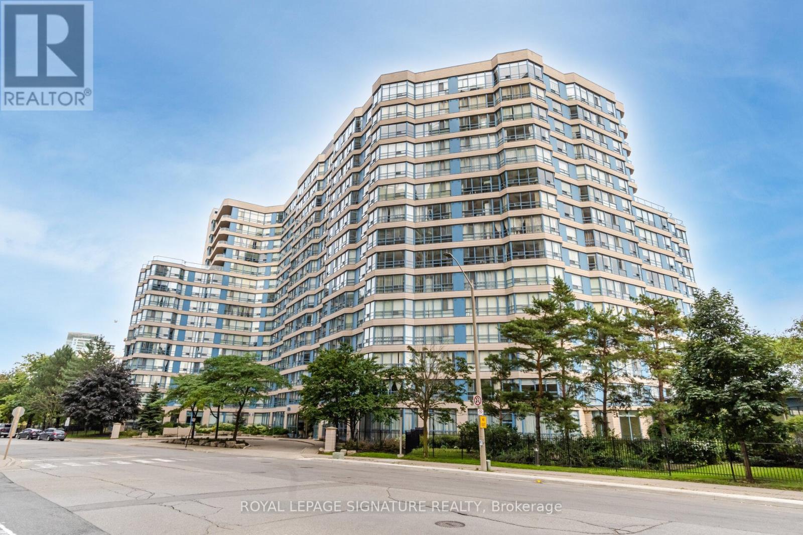 910 - 250 Webb Drive, Mississauga (City Centre), Ontario  L5B 3Z4 - Photo 1 - W12173400