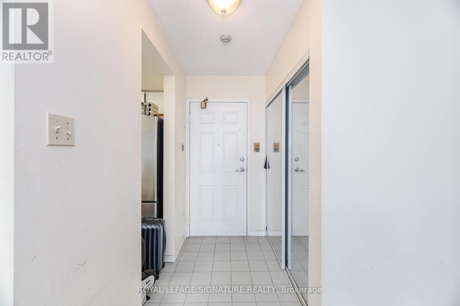 910 - 250 Webb Drive, Mississauga (City Centre), Ontario  L5B 3Z4 - Photo 3 - W12173400